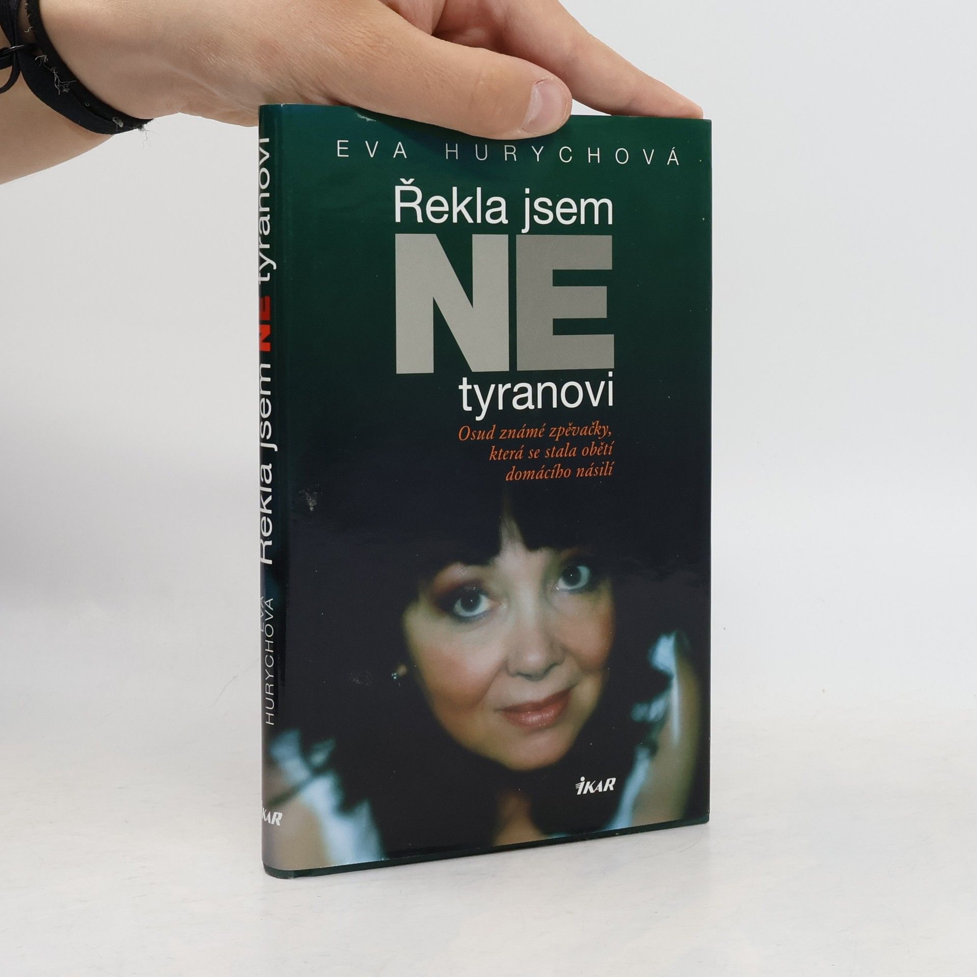 Eva Hurychová Řekla jsem ne tyranovi: Osud známé zpěvačky, která se stala obětí domácího násilí