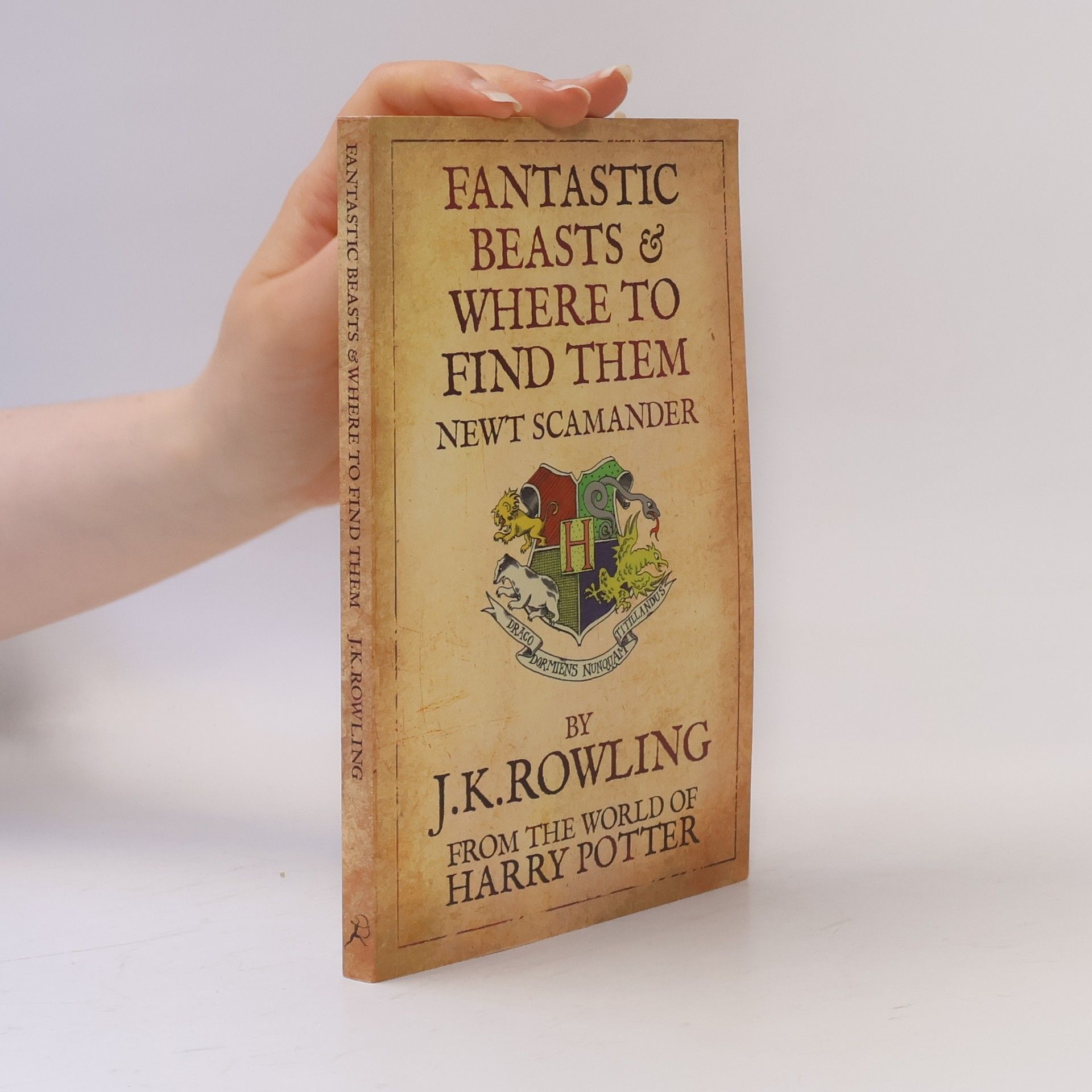 Joanne K. Rowling Fantastic beasts & where to find them : newt scamander