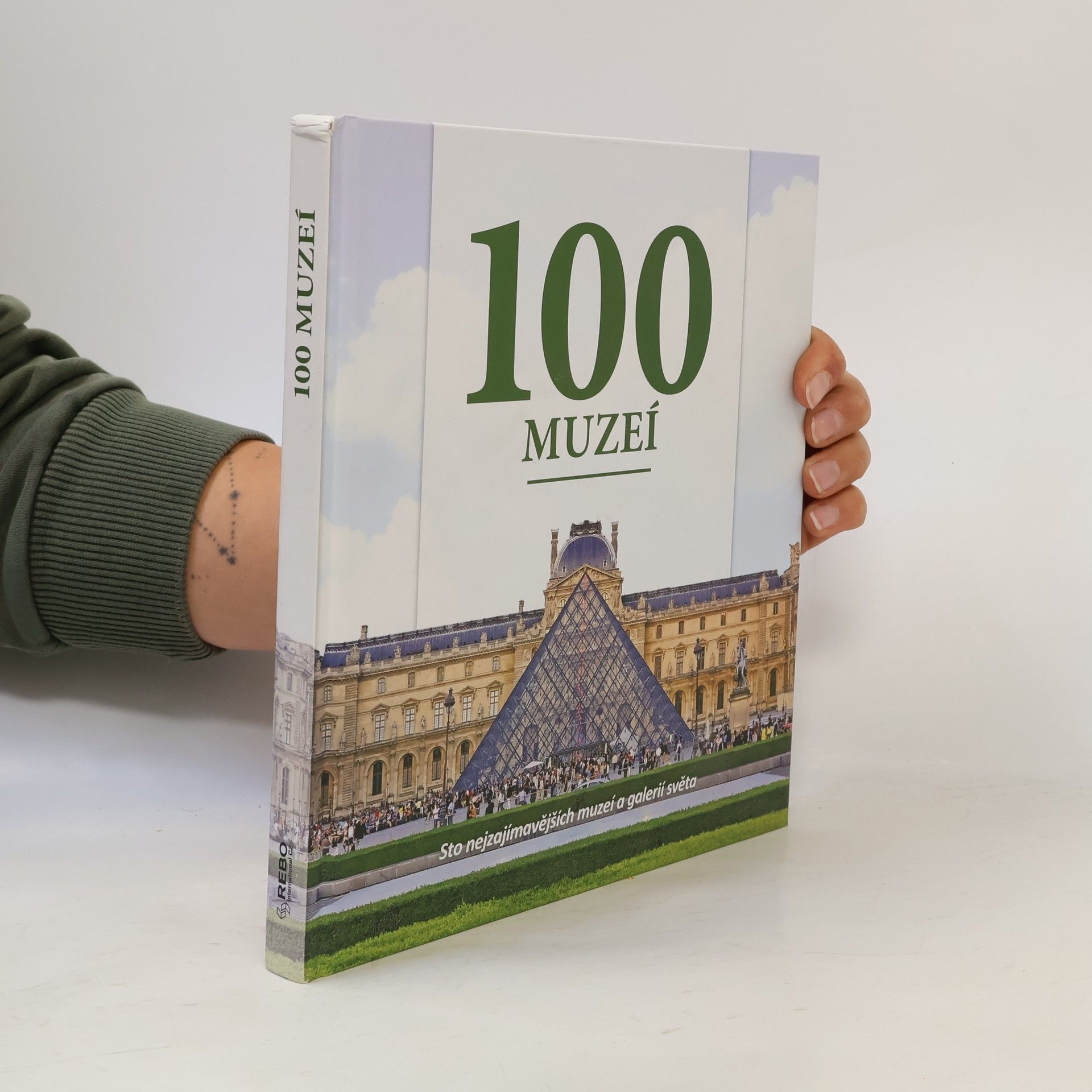100 muzeí