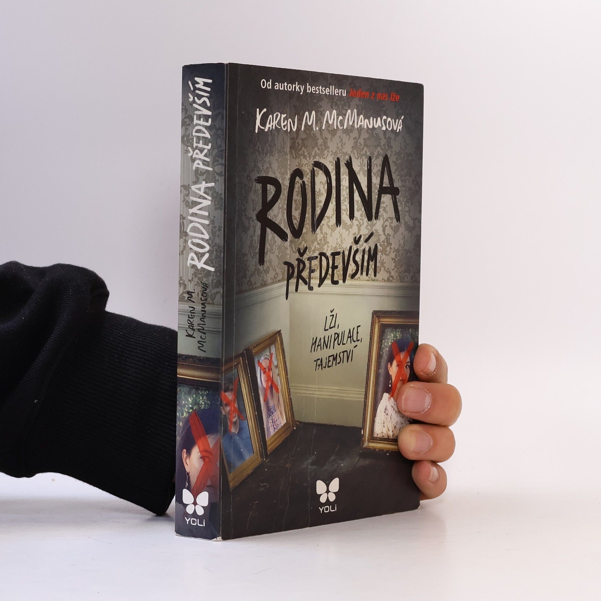 Karen M. McManus Rodina především