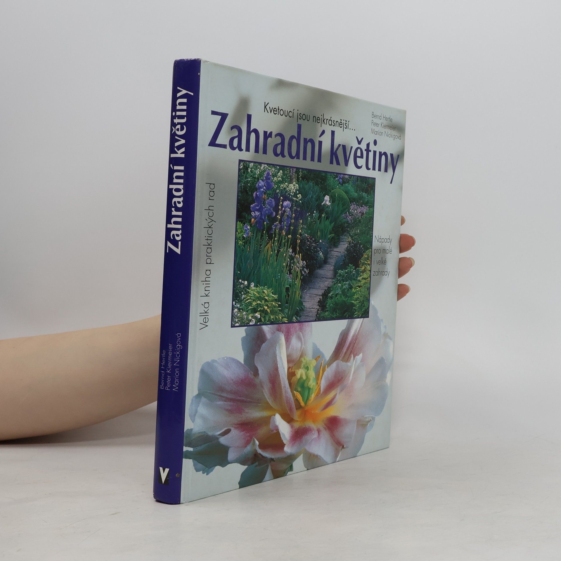 Ivana Juřičková Zahradní květiny. Kvetoucí jsou nejkrásnější... Pěstitelské rady a portréty oblíbených kvetoucích rostlin, trav a kapradin. Nápady pro malé i velké zahrady. 500 barevných fotografií a 150 schematických nákresů