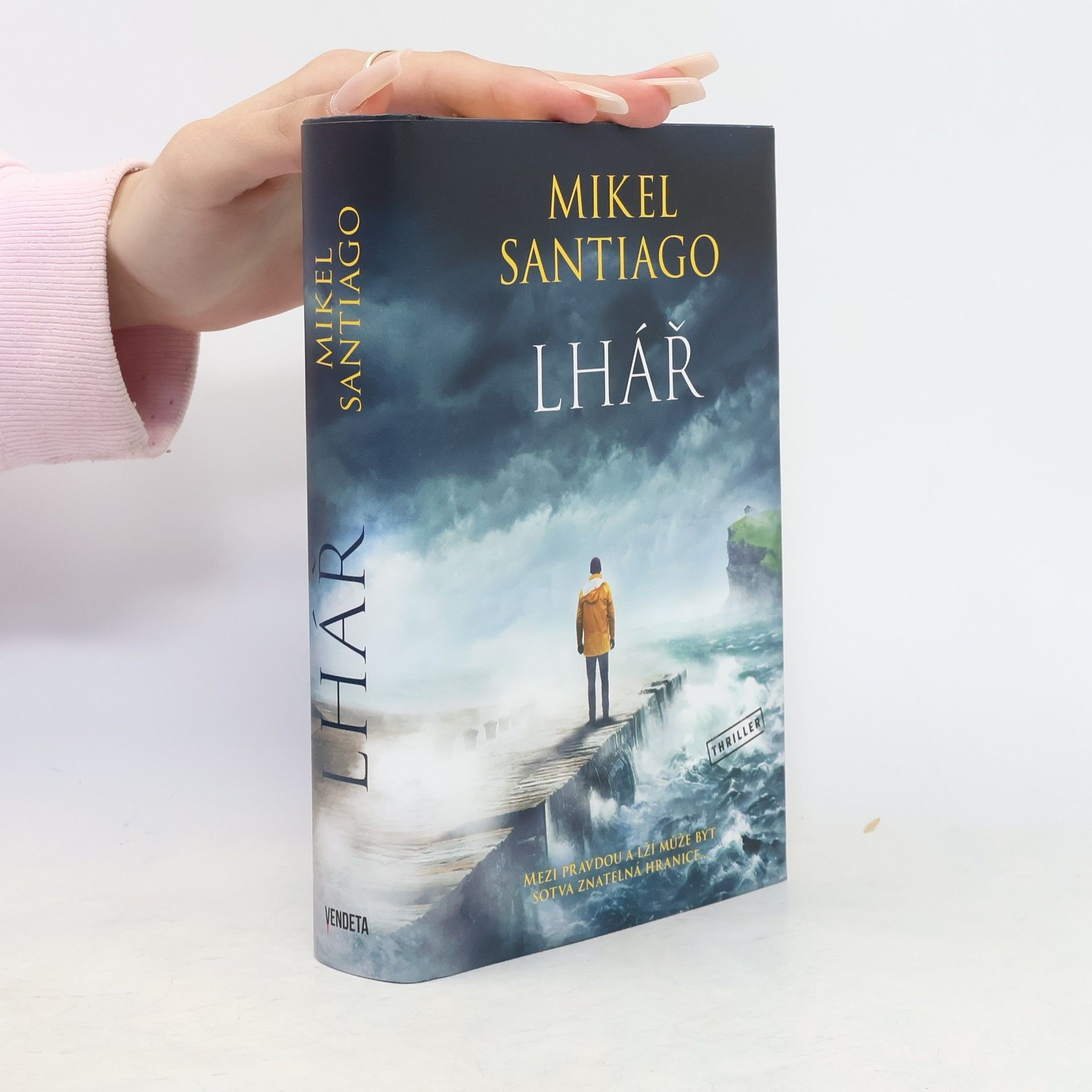 Mikel Santiago Lhář
