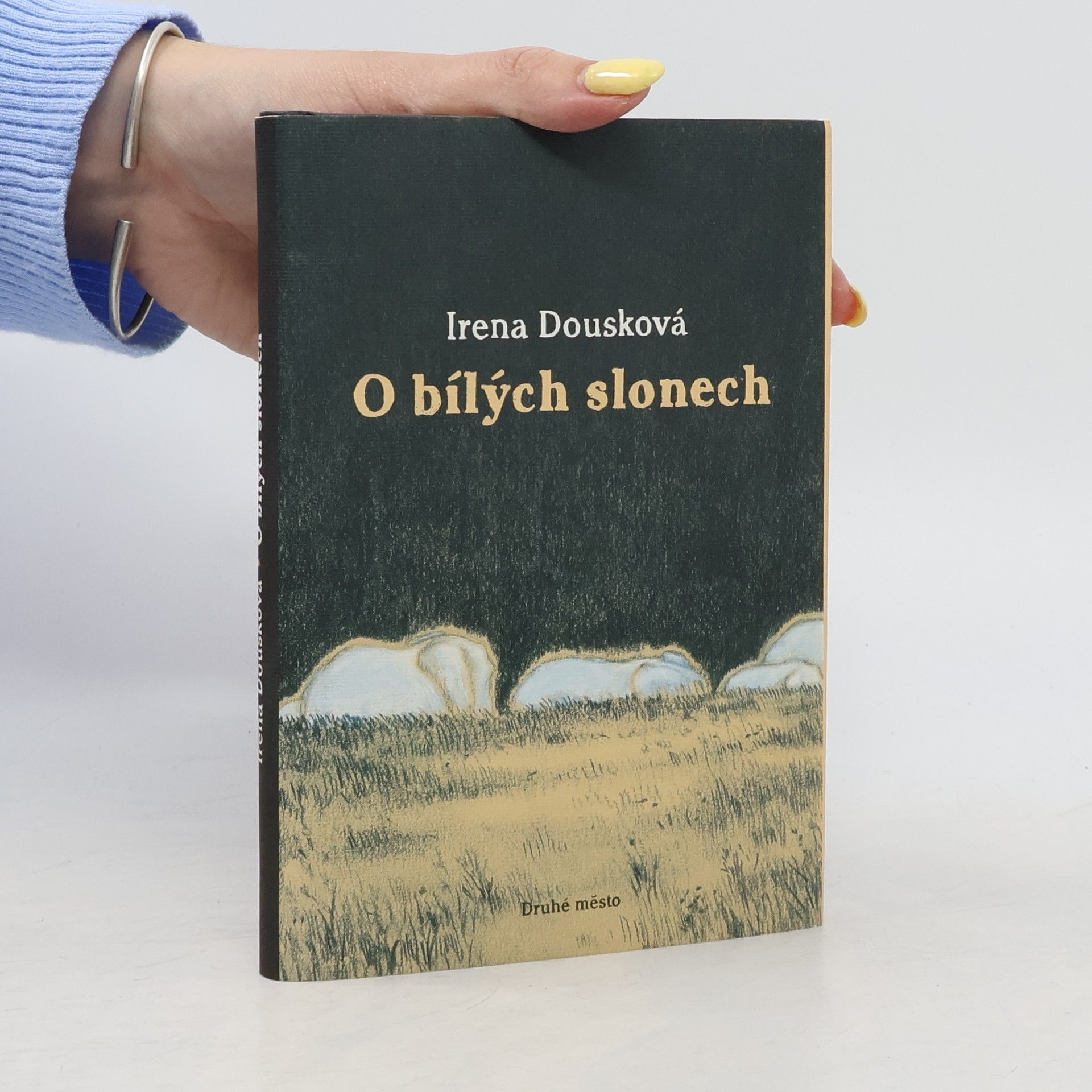 Irena Dousková O bílých slonech