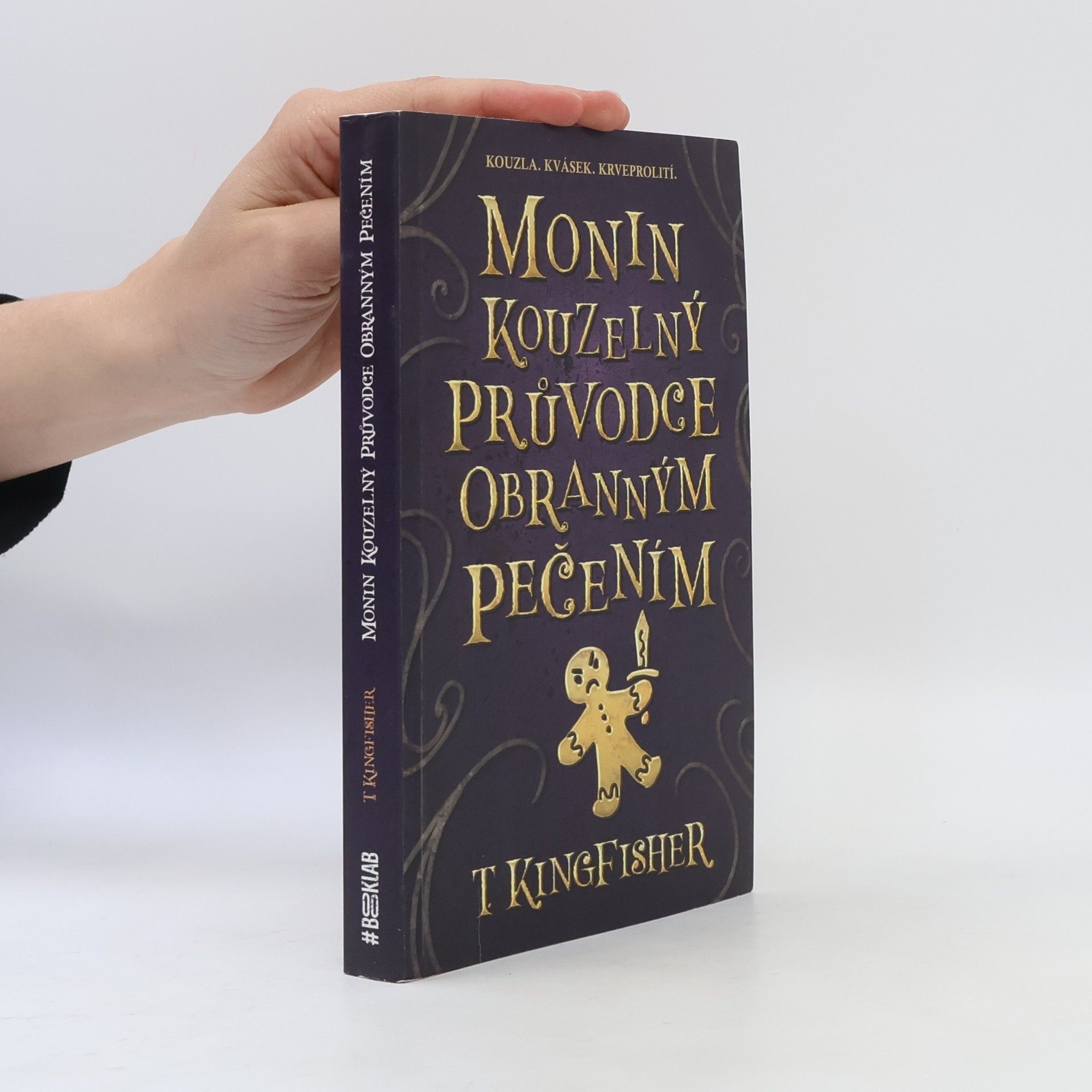 T. Kingfisher Monin kouzelný průvodce obranným pečením
