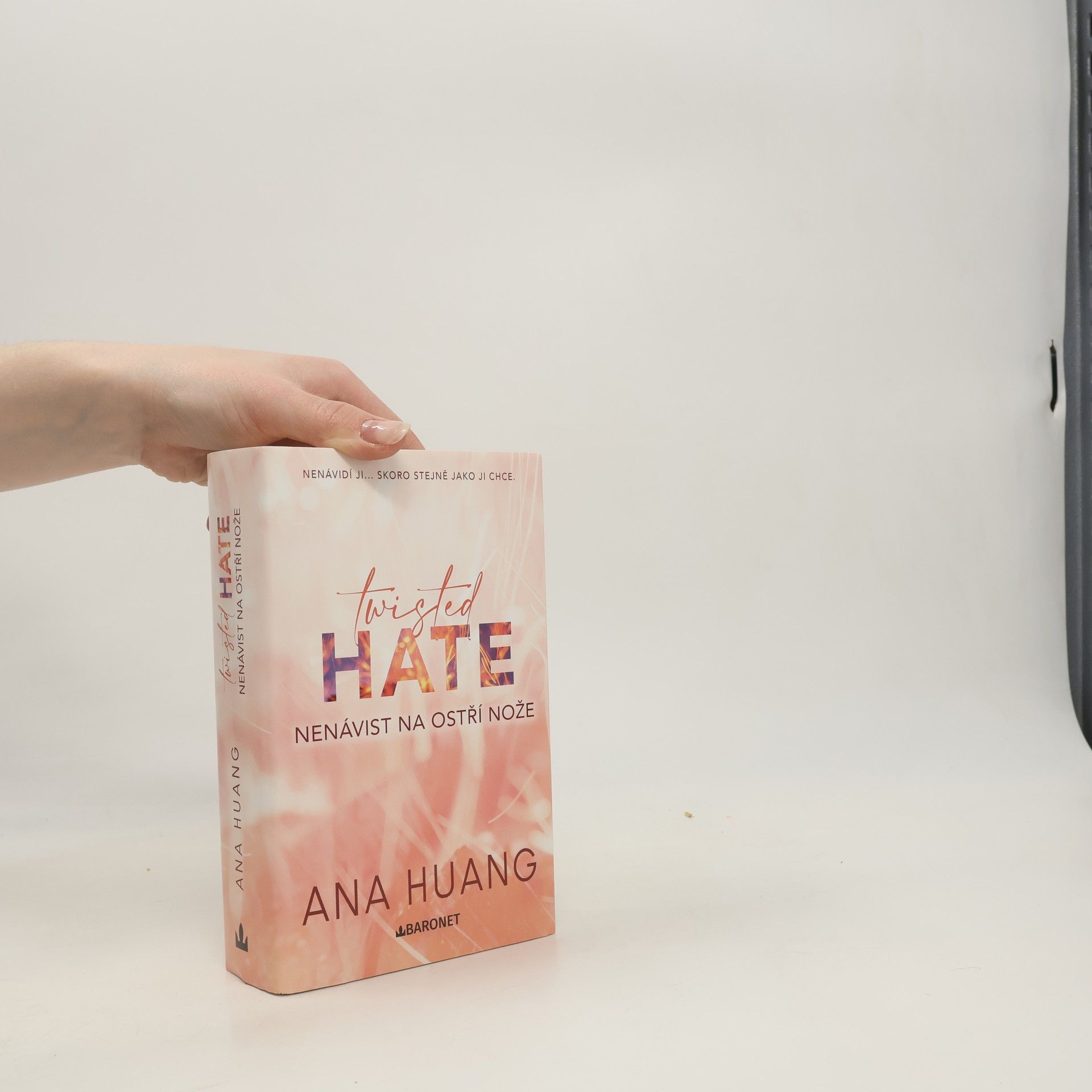 Ana Huang Twisted Hate: Nenávist na ostří nože