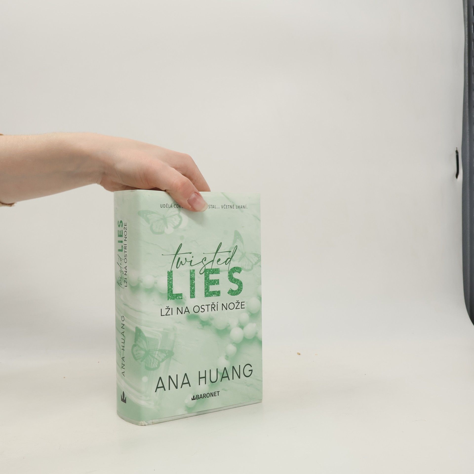 Ana Huang Twisted Lies. Lži na ostří nože