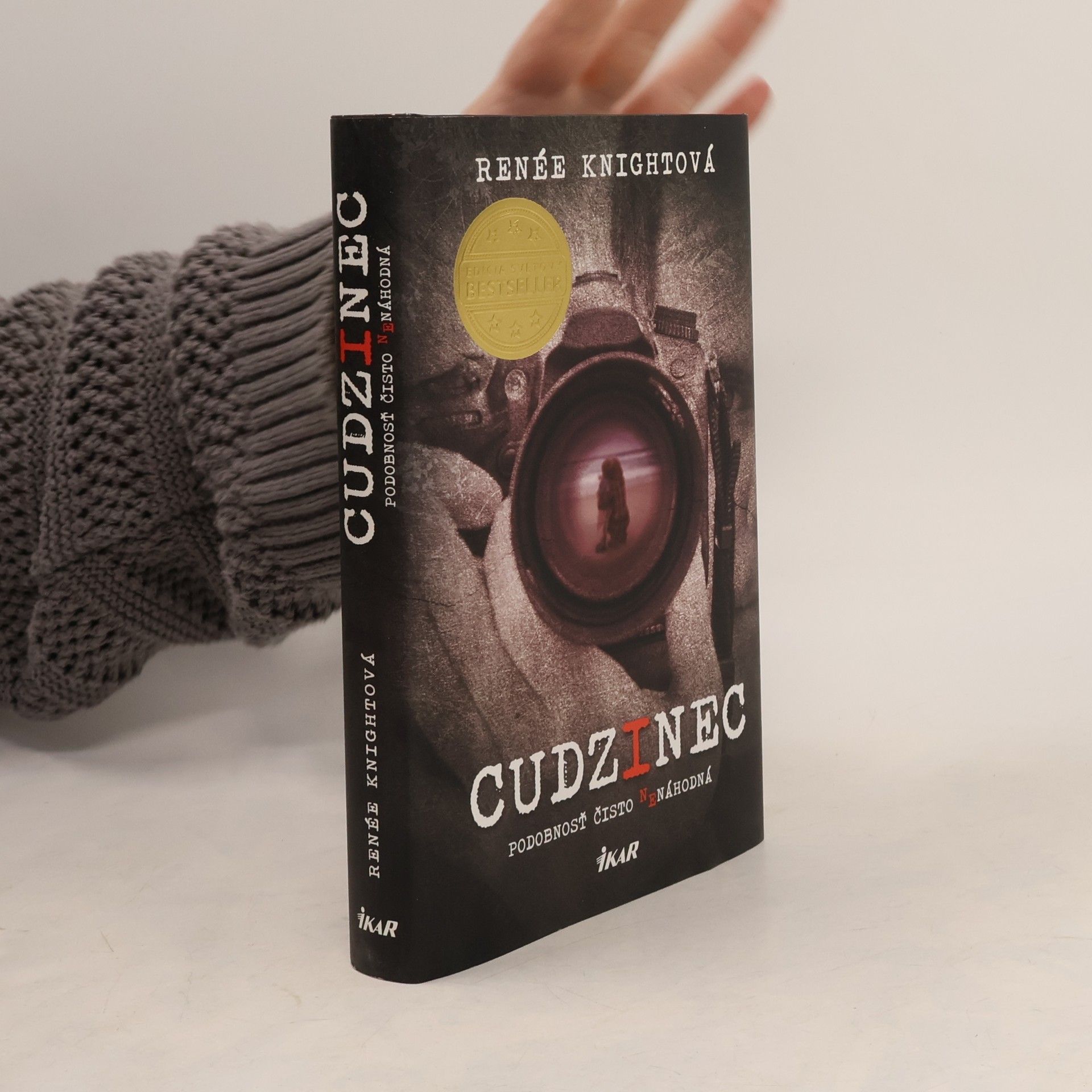 Rene e. Knight Cudzinec – Podobnosť čisto nenáhodná