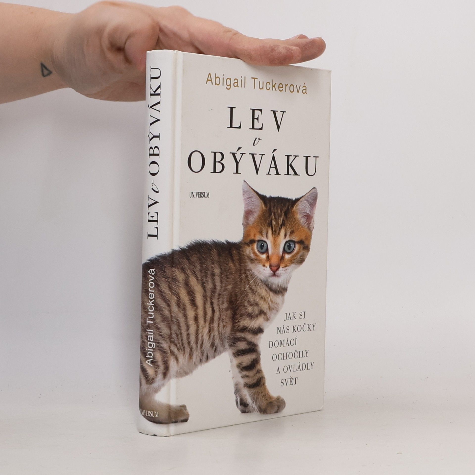 Abigail Tucker Lev v obýváku: Jak si nás kočky domácí ochočily a ovládly svět