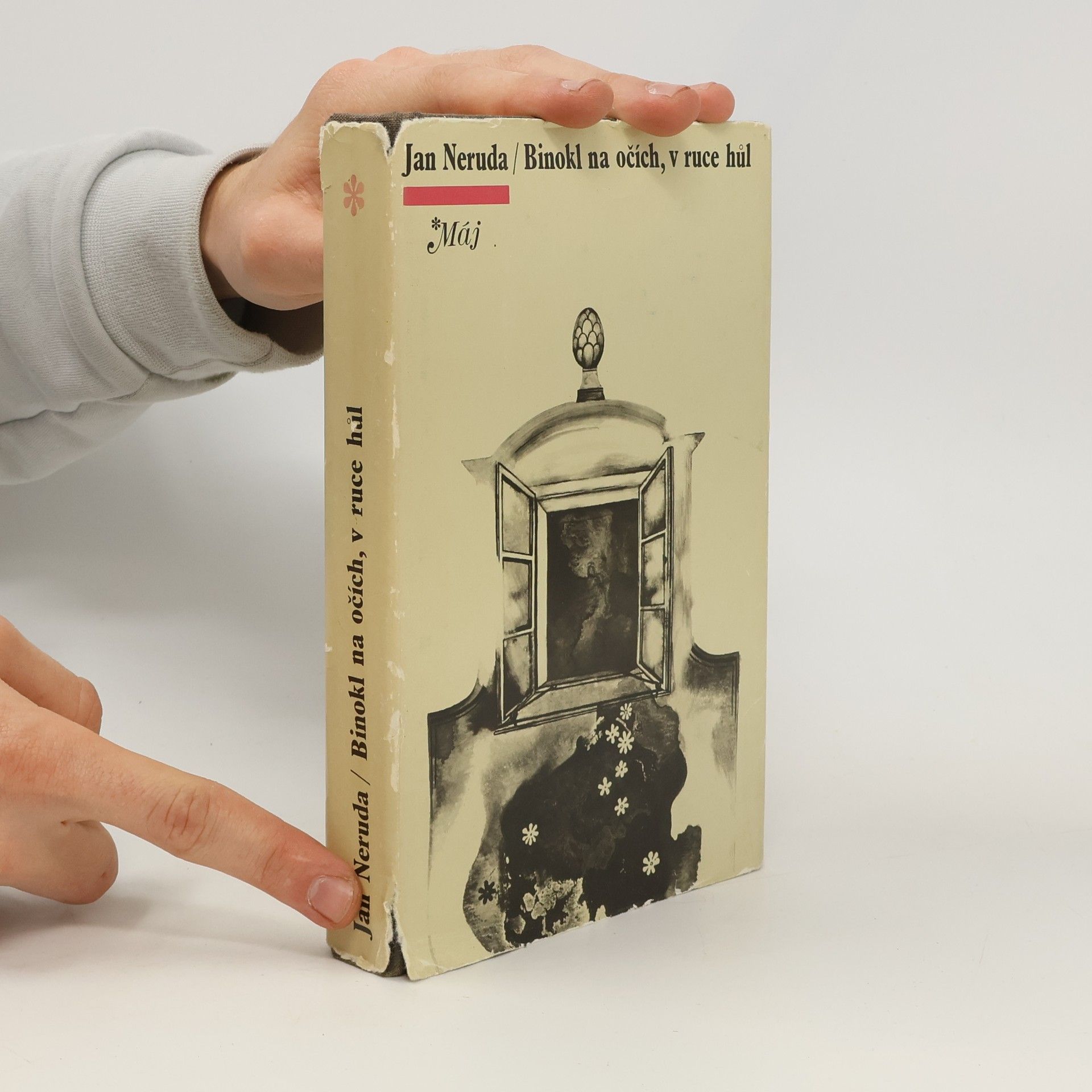 Jan Neruda Binokl na očích, v ruce hůl