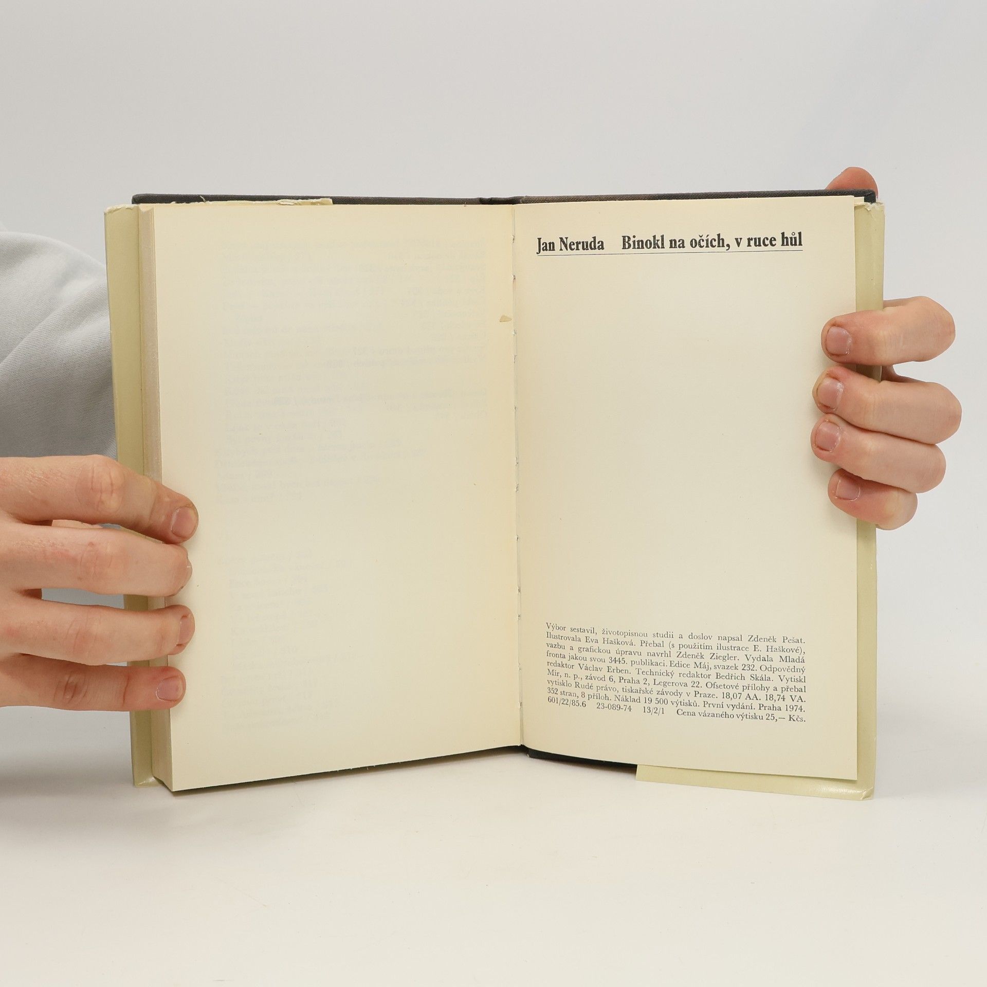 Jan Neruda Binokl na očích, v ruce hůl