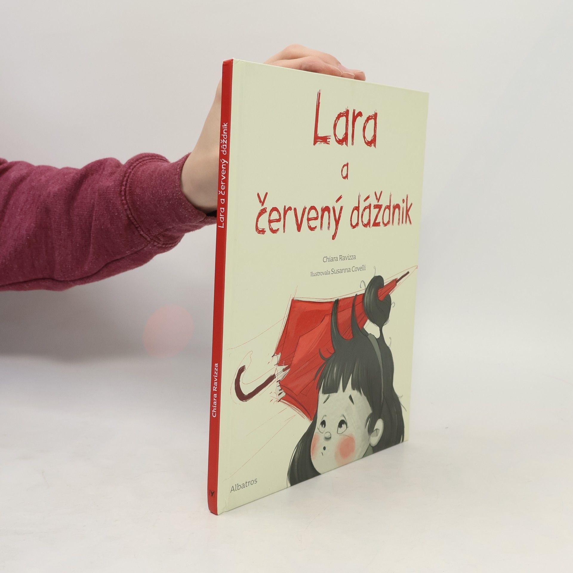Chiara Ravizza Lara a červený dáždnik