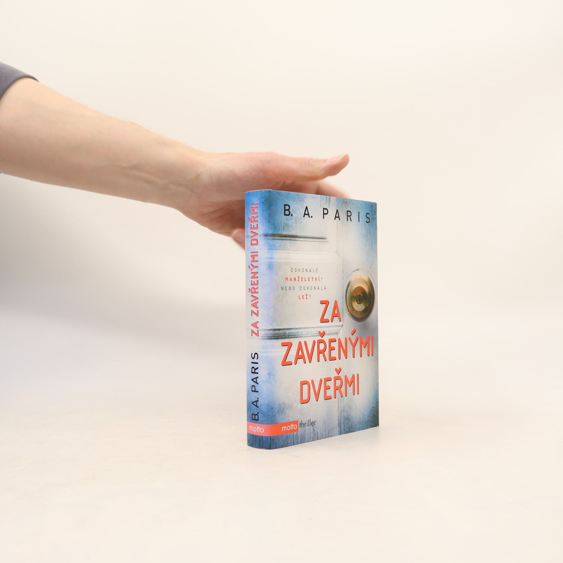 B.A. Paris Za zavřenými dveřmi
