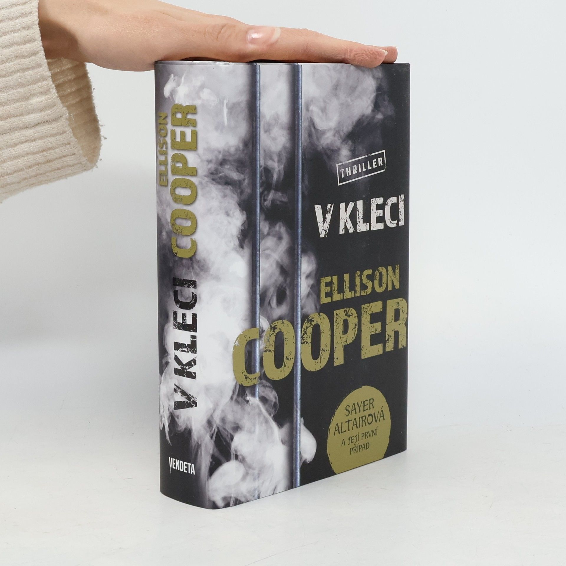 Ellison Cooper V kleci
