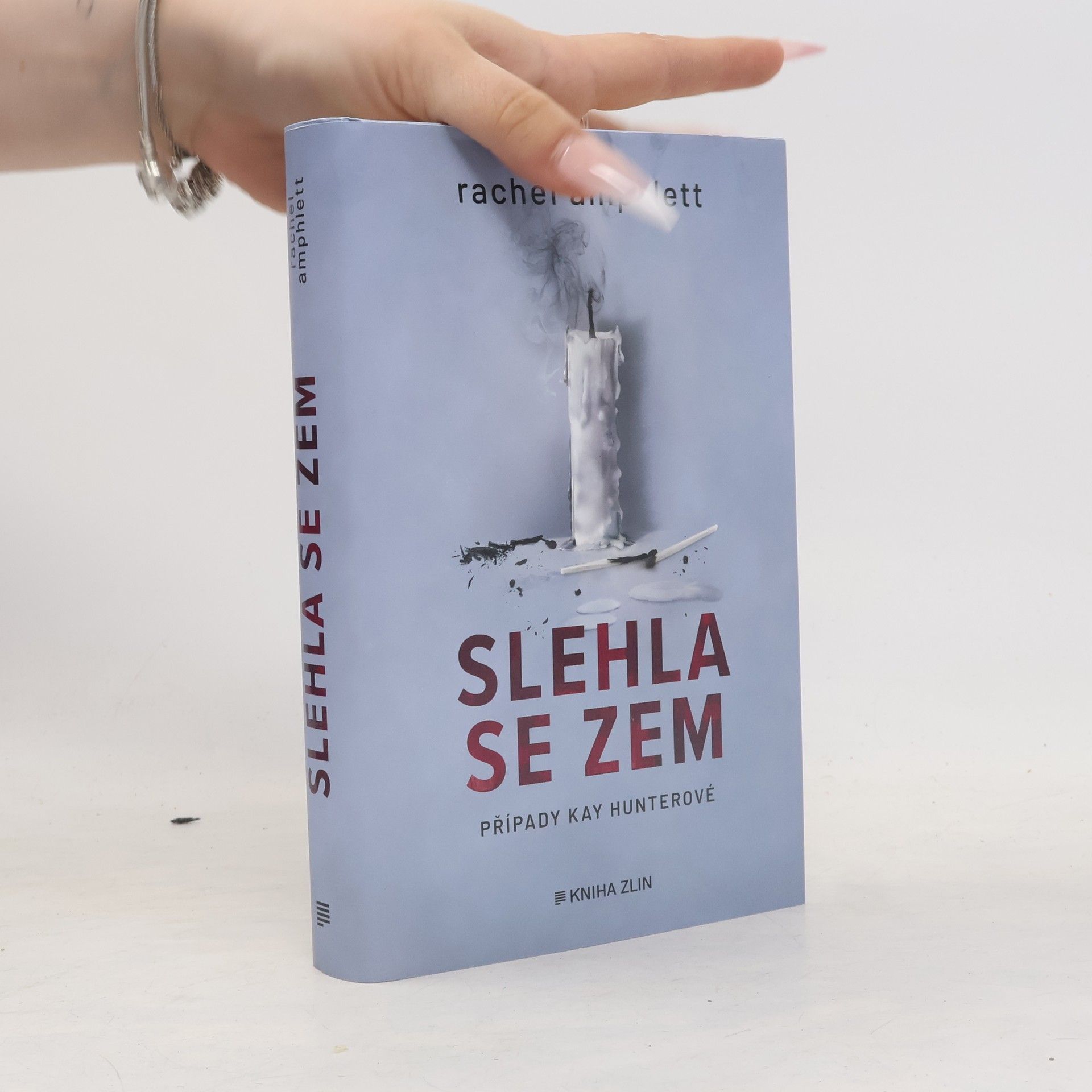 Rachel Amphlett Slehla se zem