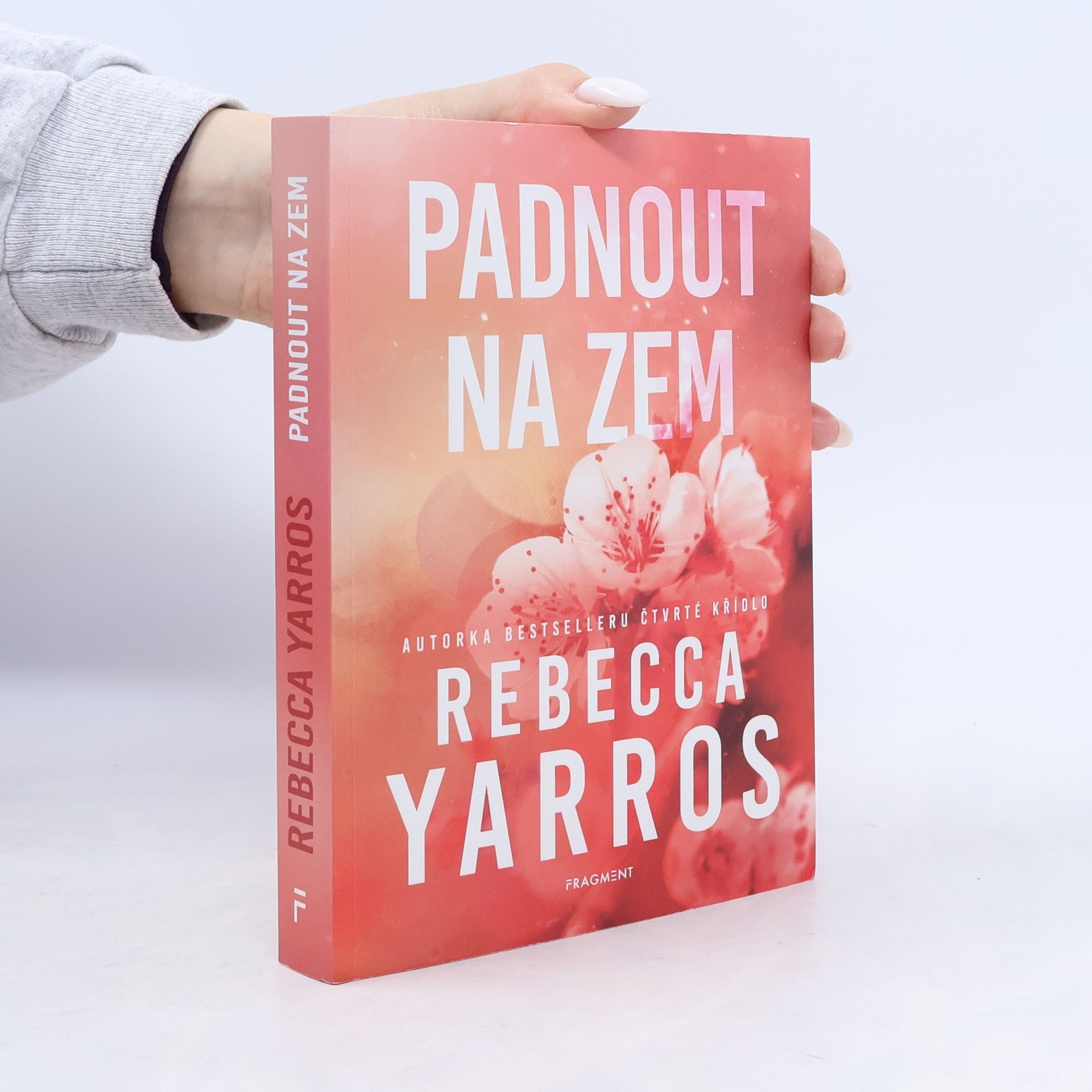 Rebecca Yarros Padnout na zem