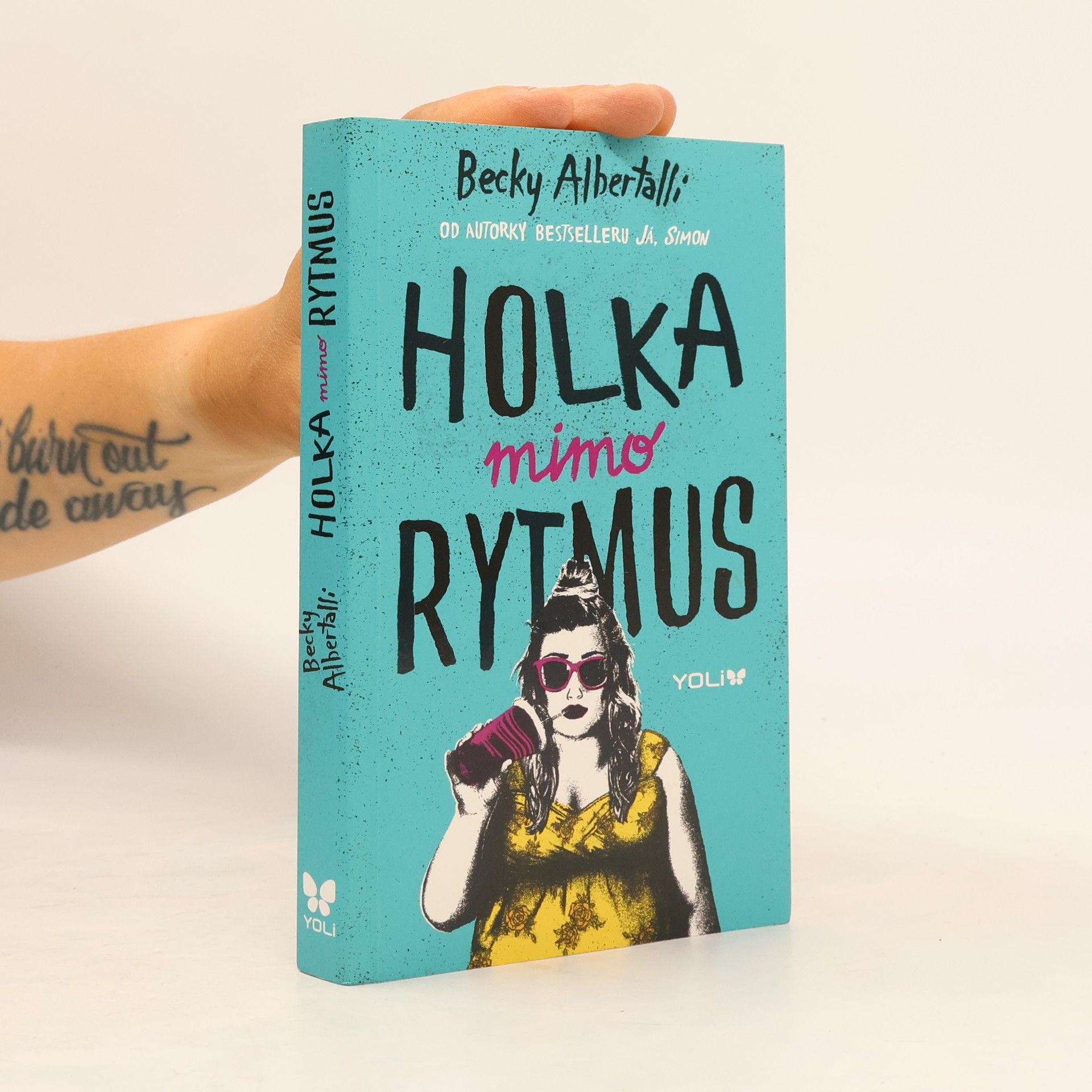 Holka mimo rytmus
