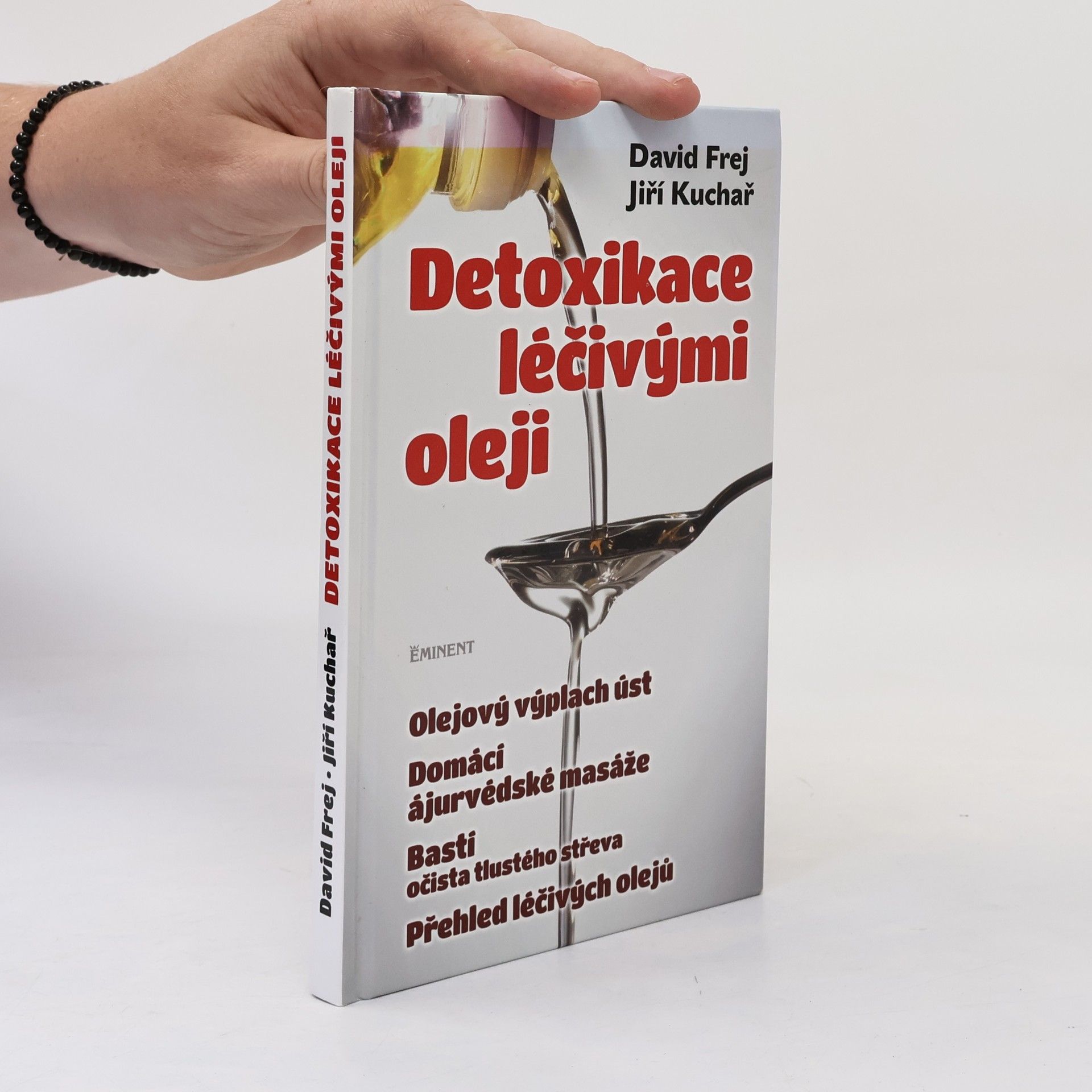 Jiří Kuchař Detoxikace léčivými oleji : domácí ajurvédské masáže, očista tlustého střeva, olejová očista nosu, olejový výplach úst, přehled léčivých olejů