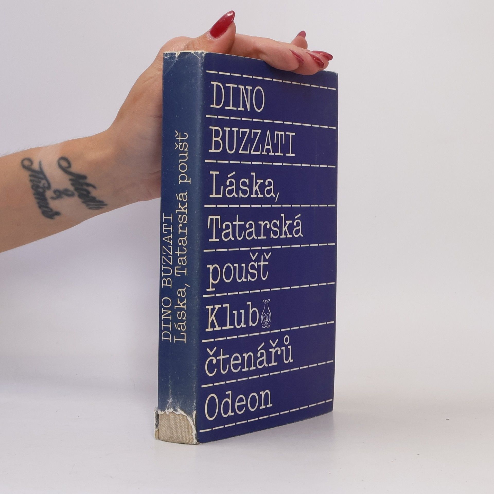 Dino Buzzati Láska.Tatarská poušť