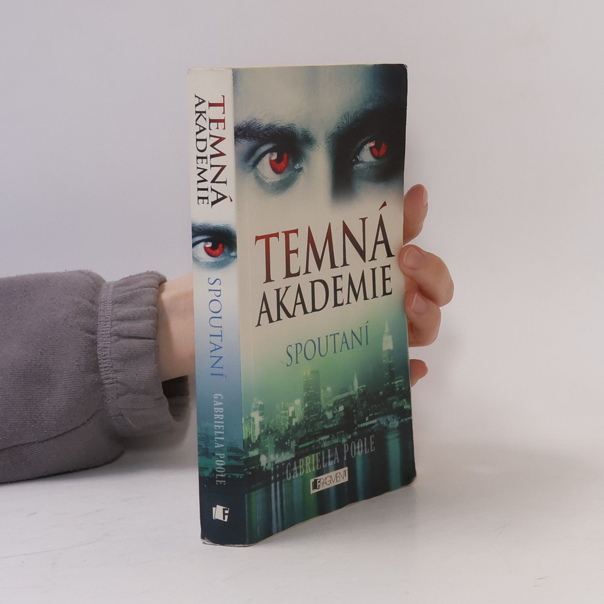 Gabriella Poole Temná akademie. Spoutaní