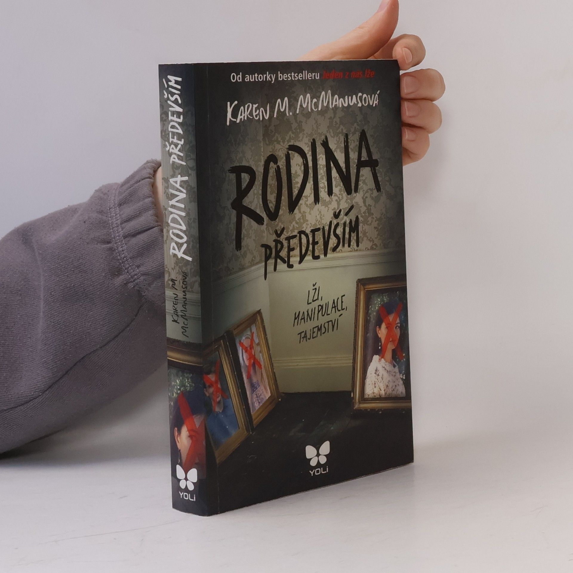 Karen M. McManus Rodina především