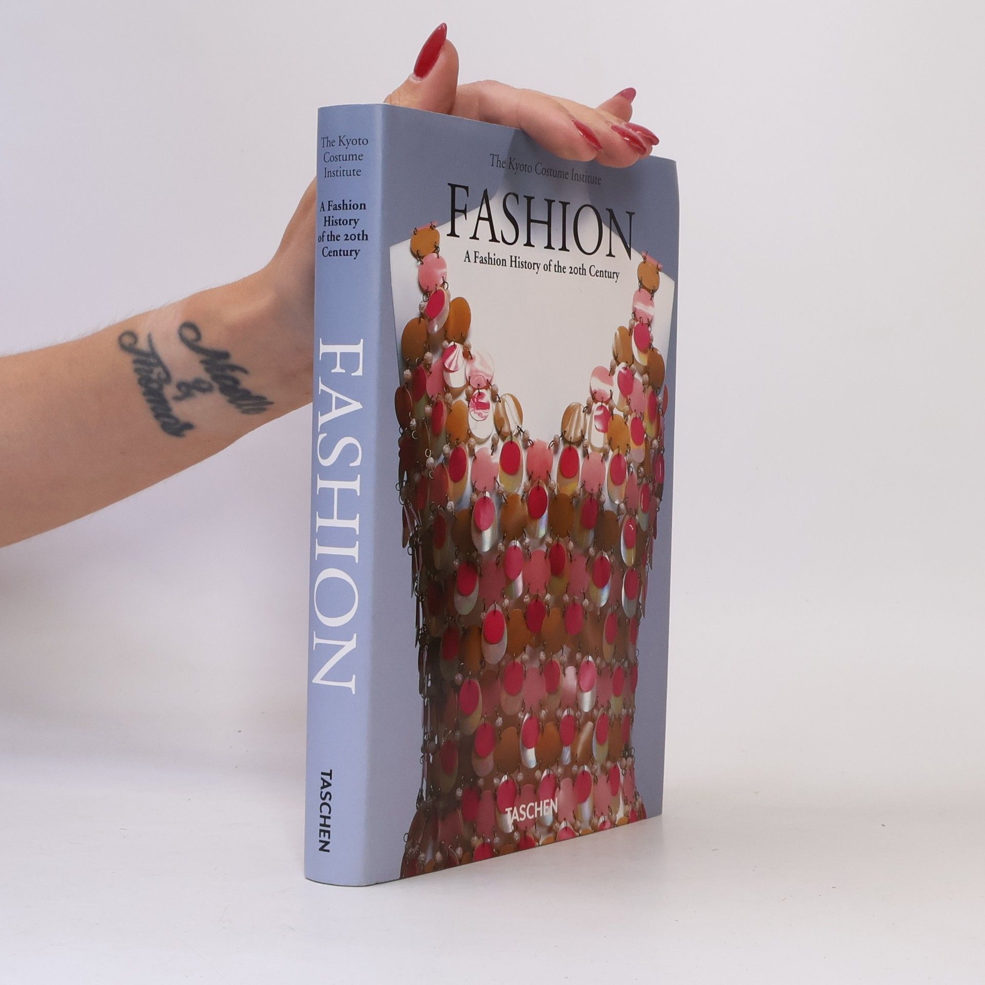 Junko Nishiyama Fashion : a fashion history of the 20th century