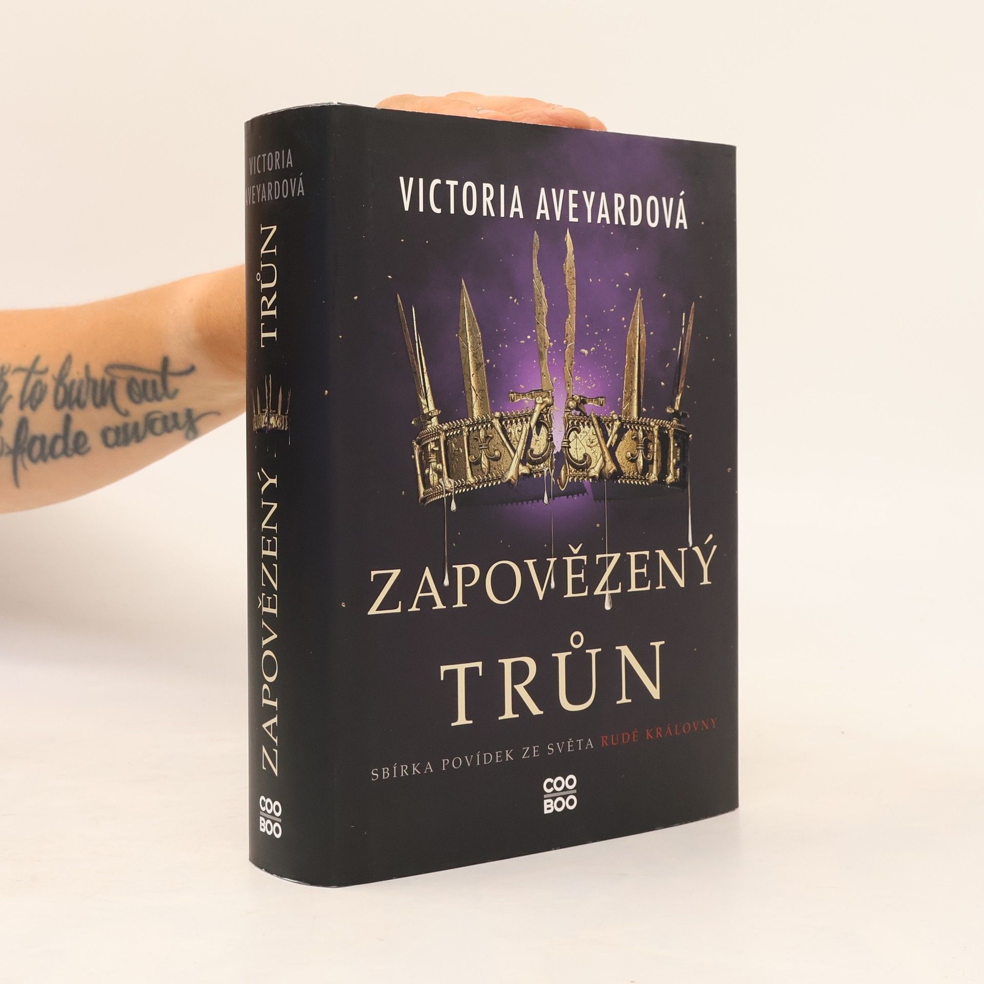 Victoria Aveyard Zapovězený trůn : sbírka povídek ze světa Rudé královny