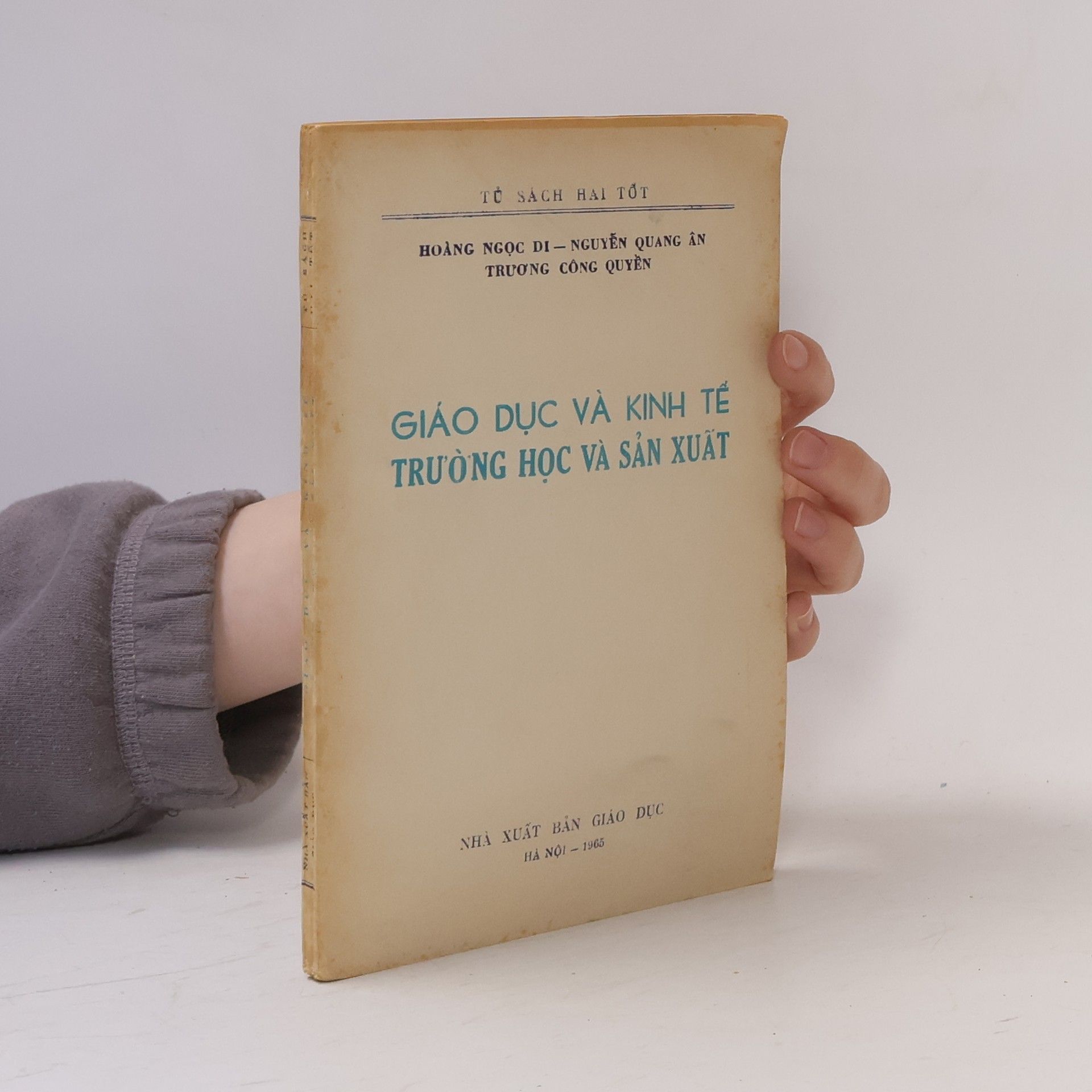 Trương Công Quyền Giáo Dục và Kinh Tế. Trường Học và Sản Xuất