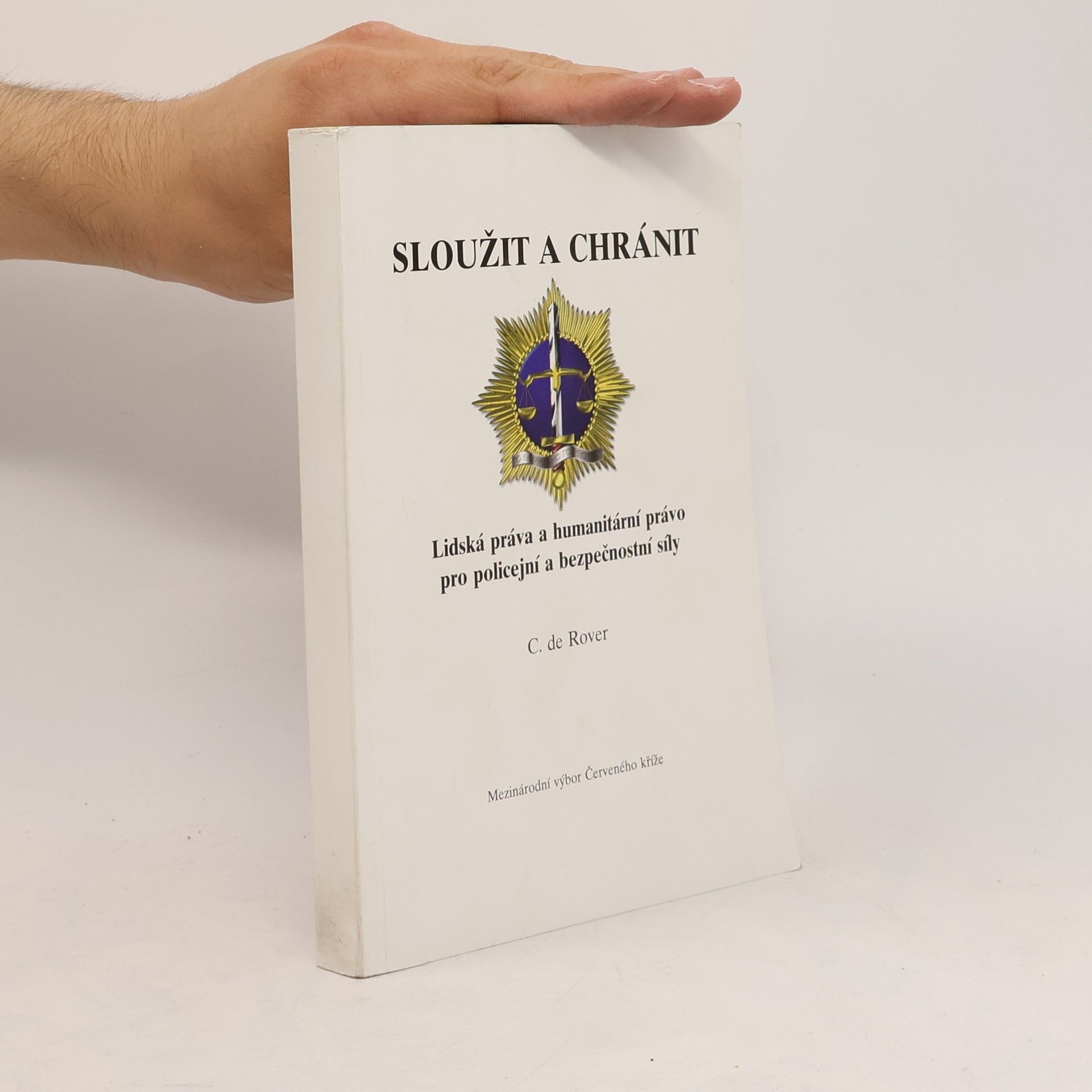 Cees de Rover Sloužit a chránit. Lidská práva a humanitární právo pro policejní a bezpečnostní síly