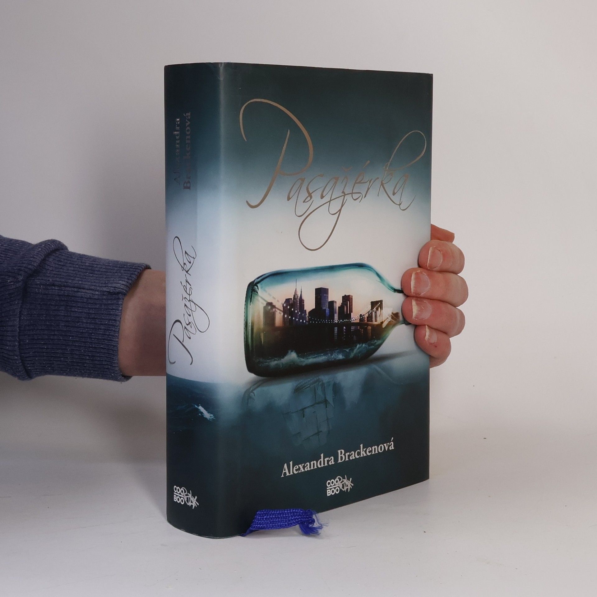 Alexandra Brackenová Pasažérka