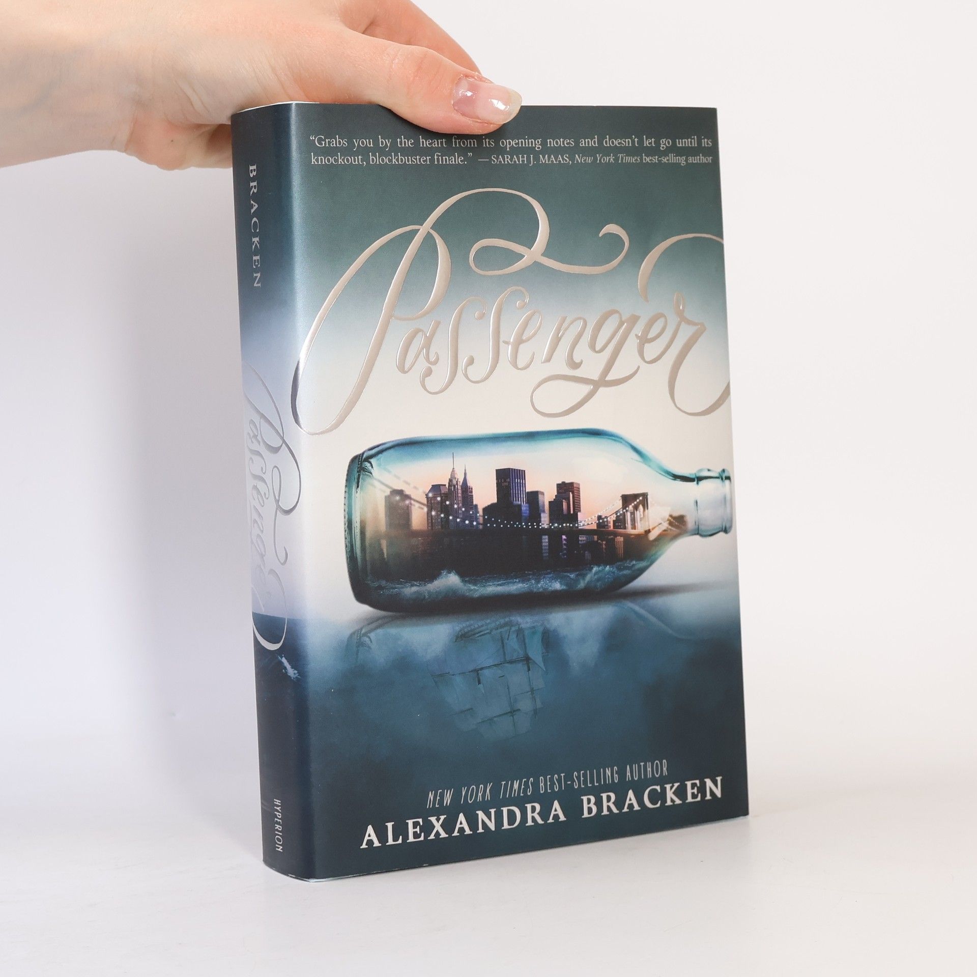 Alexandra Brackenová Passenger