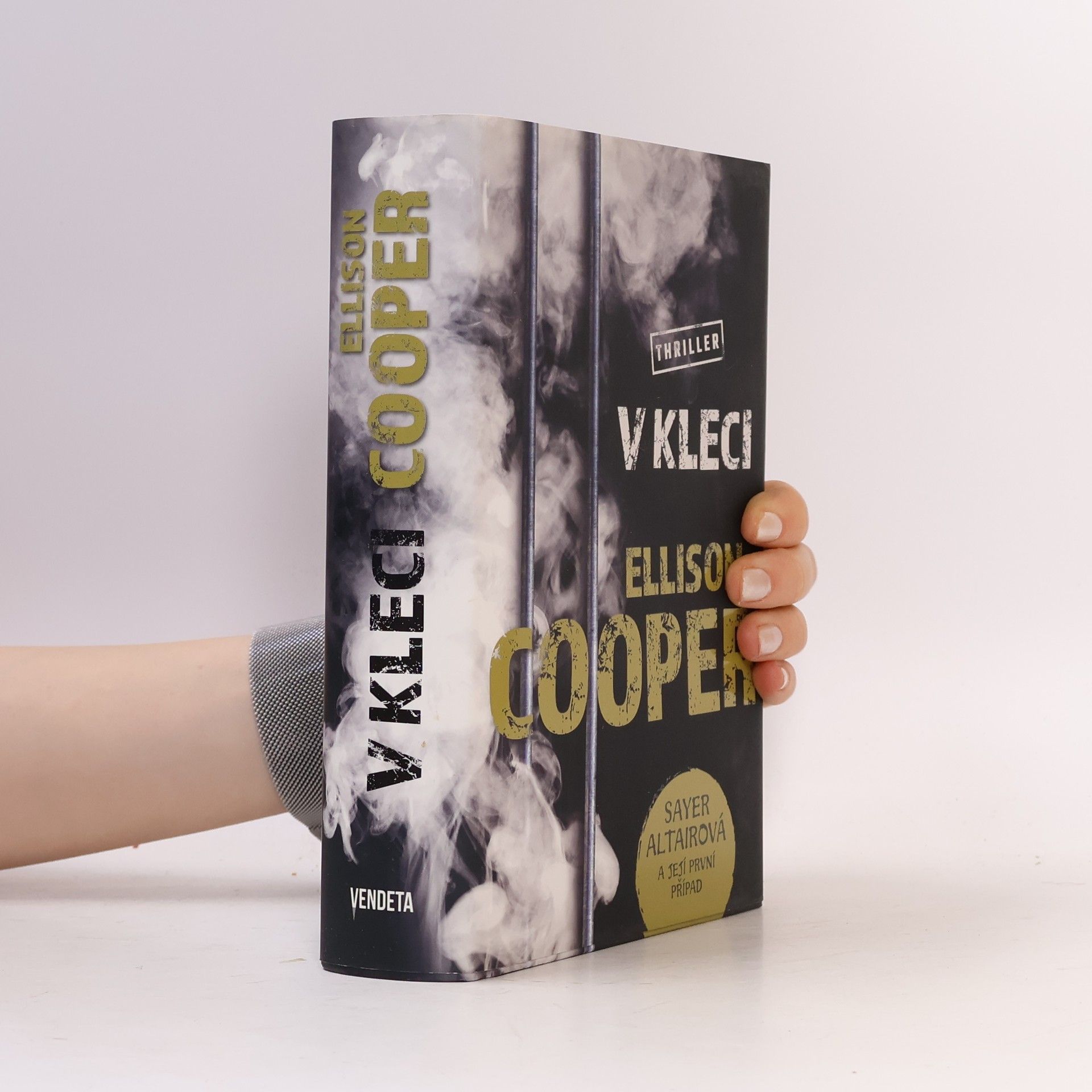 Ellison Cooper V kleci