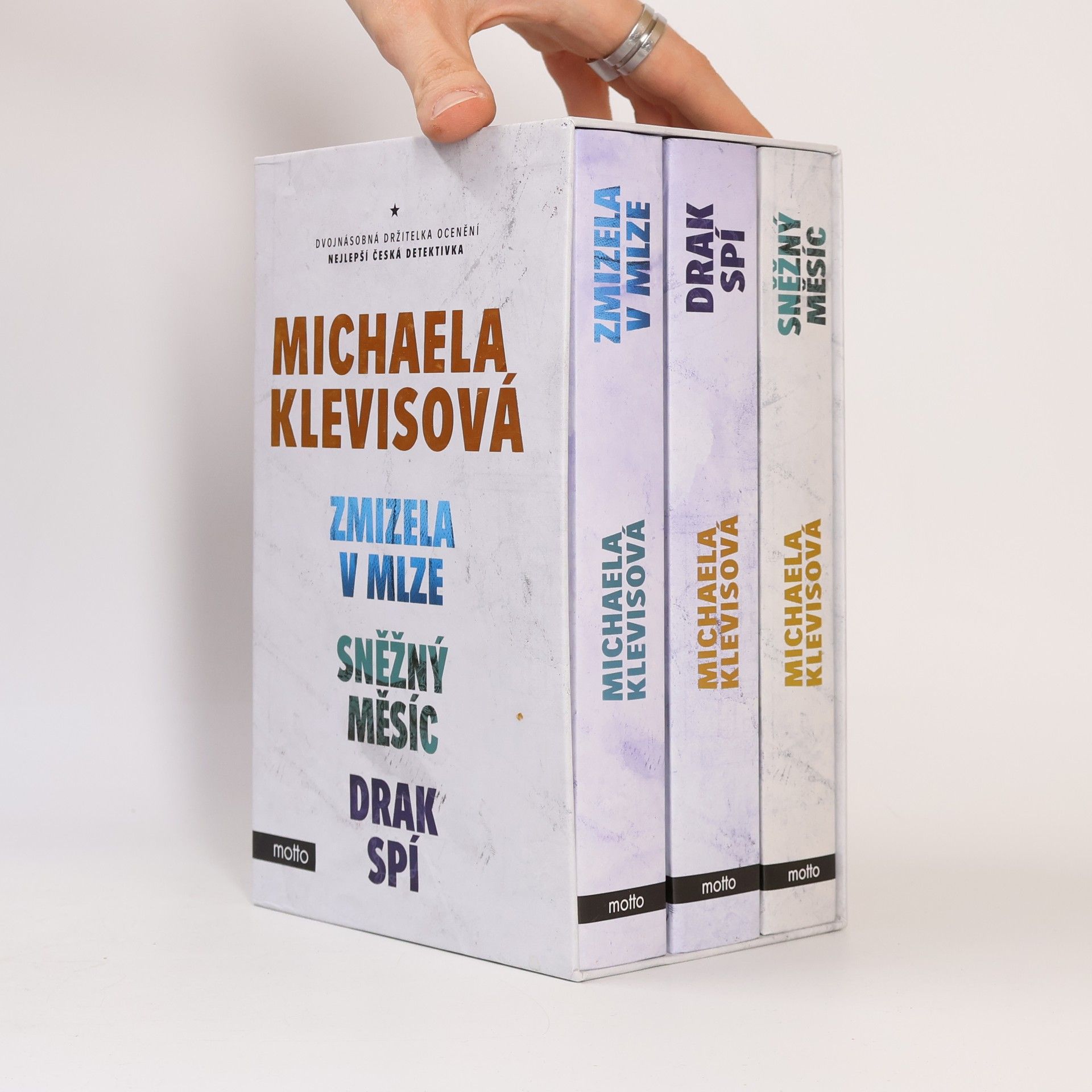 Michaela Klevisová Zmizela v mlze, Sněžný měsíc, Drak spí