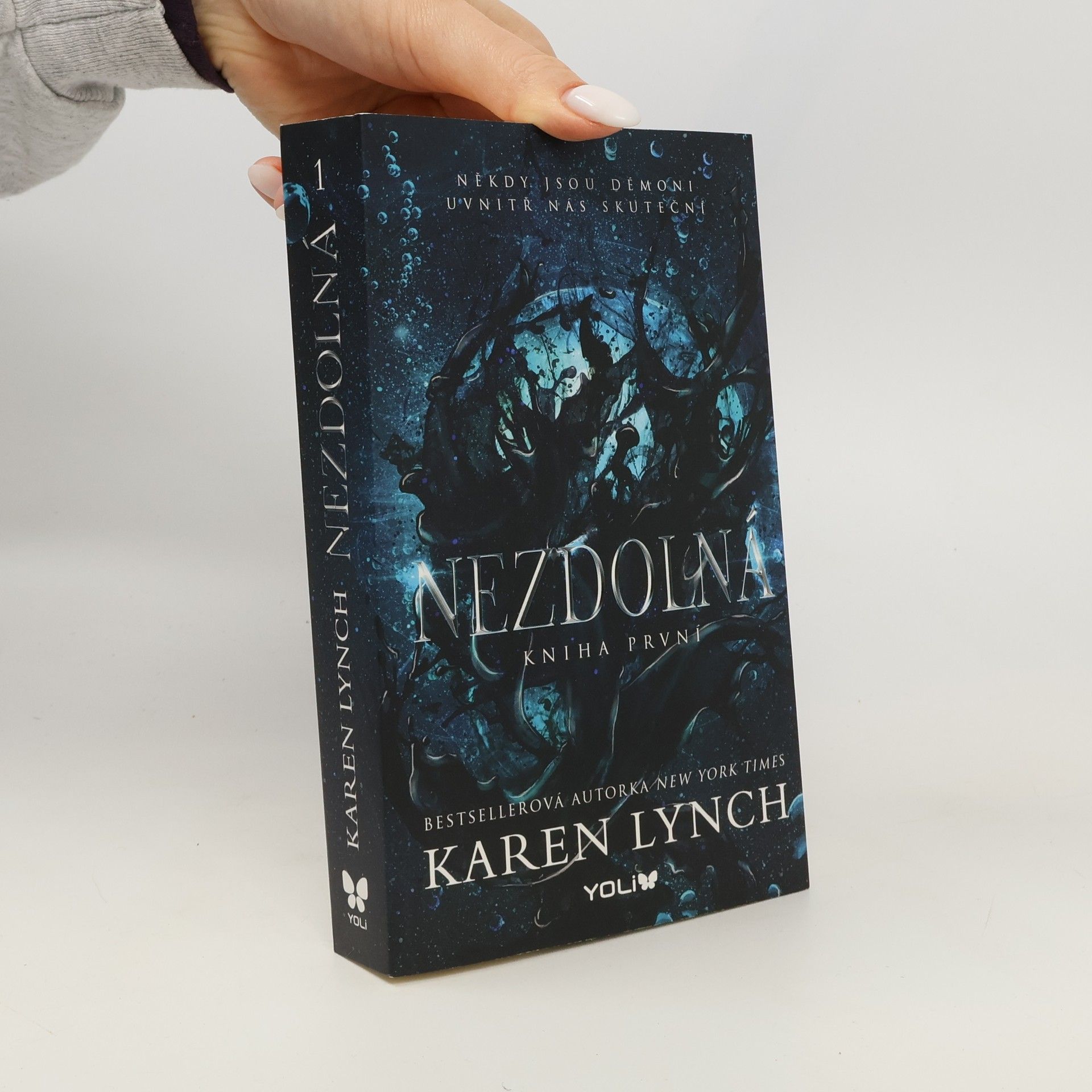 Karen Lynch Nezdolná. Kniha první