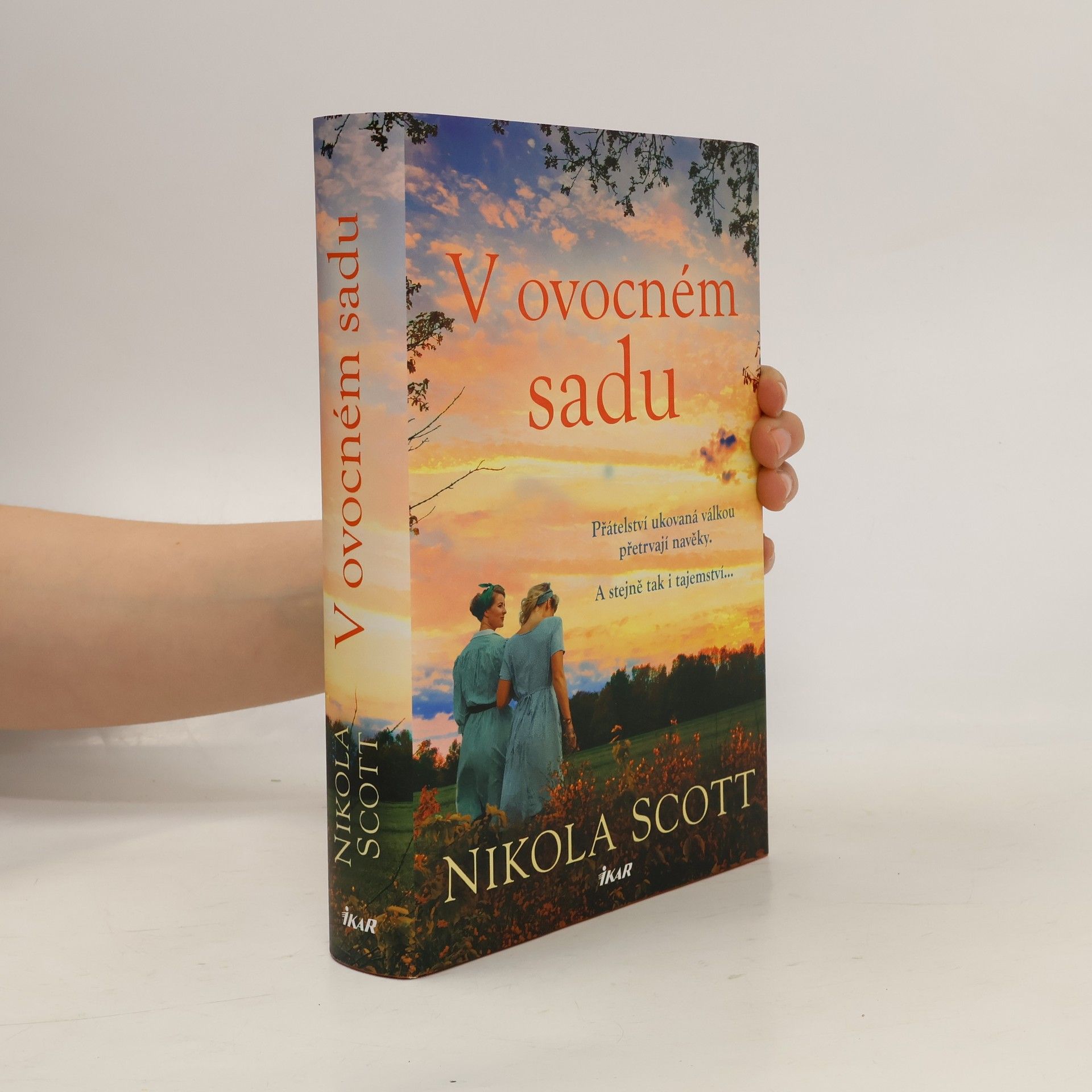 Nikola Scott V ovocném sadu