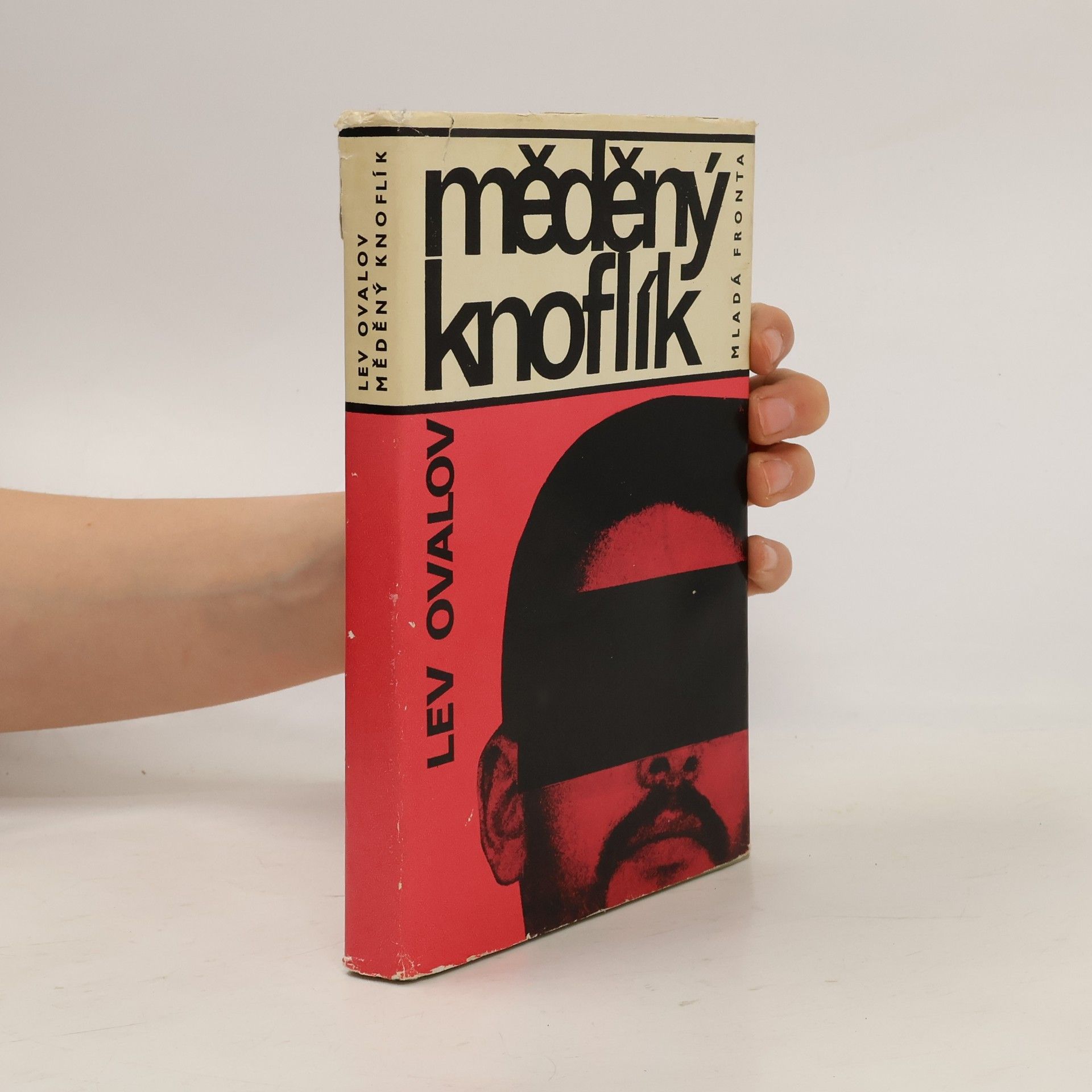 Ovalov Lev Měděný knoflík