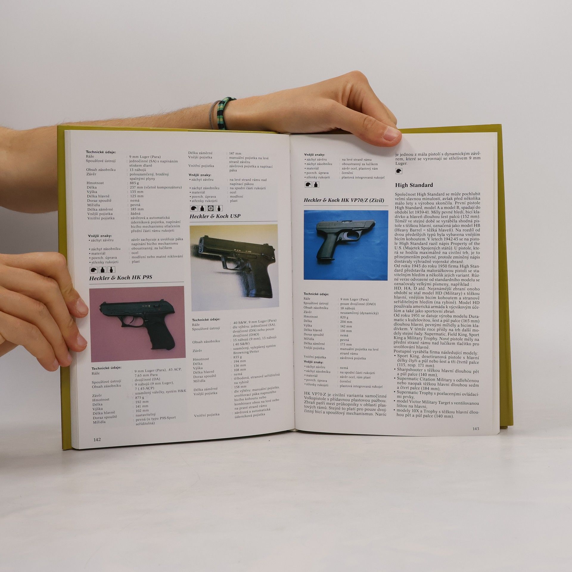 A. E. Hartink Encyklopedie pistolí a revolverů