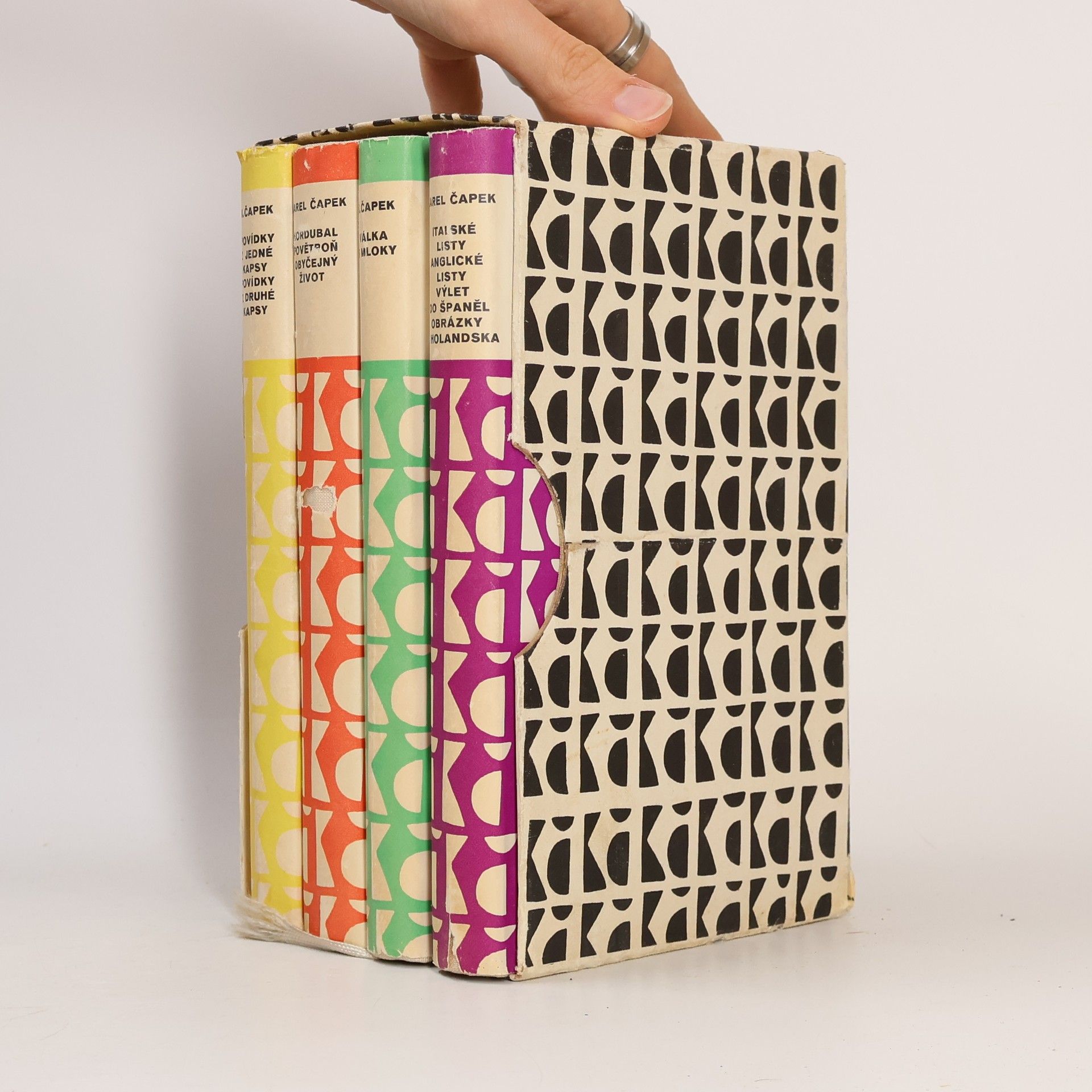 Karel Čapek Válka s mloky. Italské listy. Anglické listy. Výlet do Španěl. Obrázky z Holandska. Hordubal. Povětroň. Obyčejný život. Povídky z jedné kapsy. Povídky z druhé kapsy. R.U.R. Bílá nemoc. Matka (4 svazky v boxu, komplet)