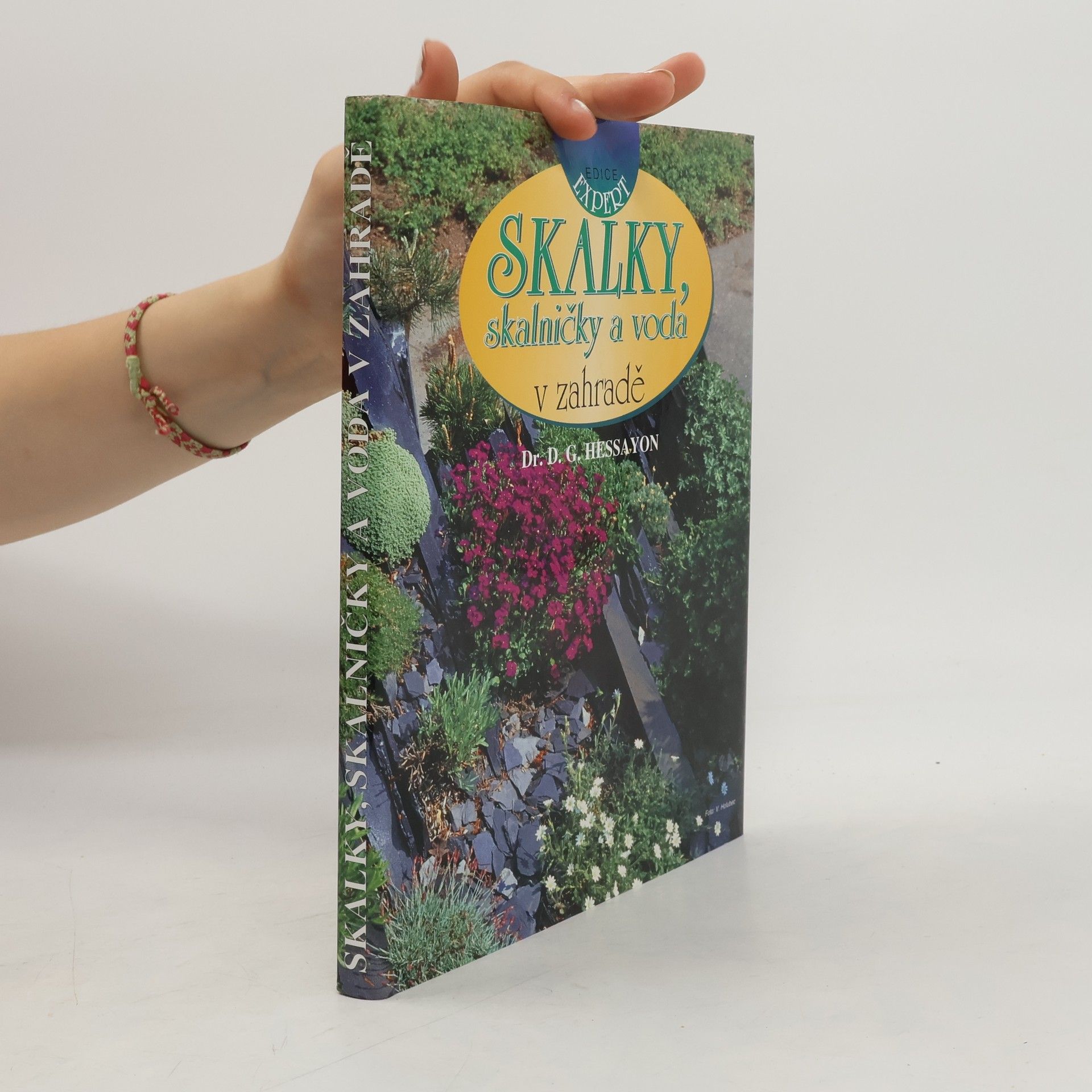 Skalky, skalničky a voda v zahradě