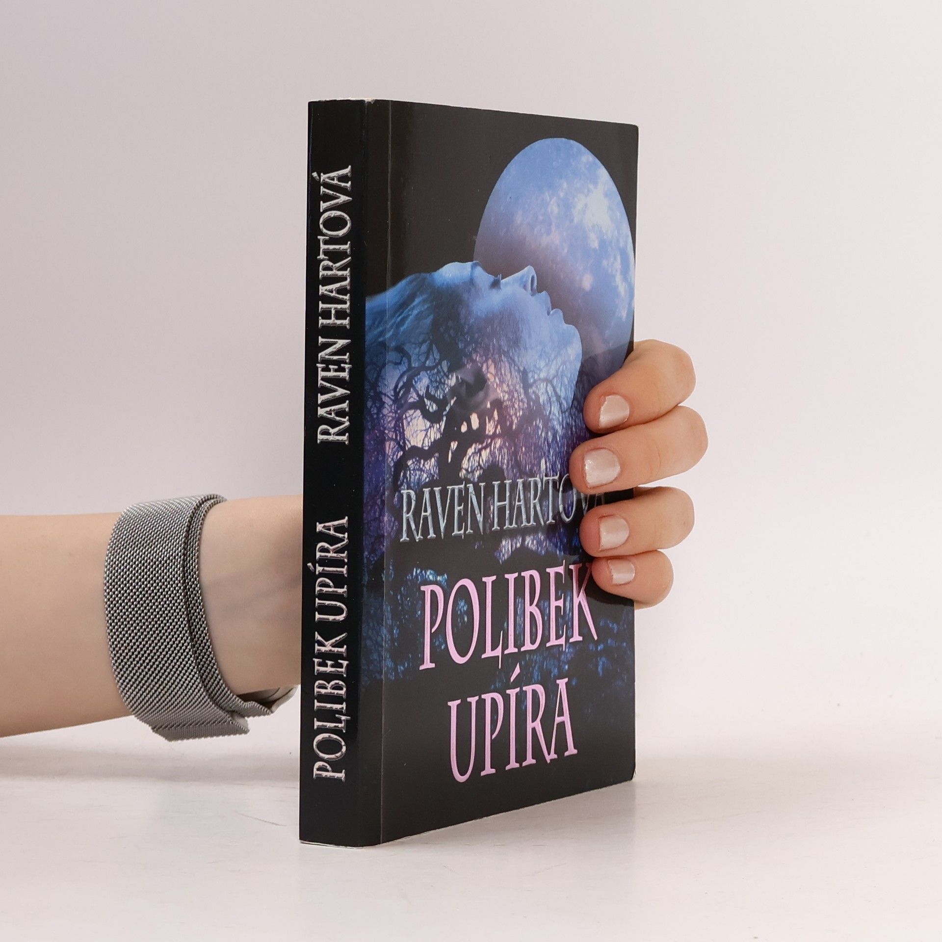 Raven Hart Polibek upíra