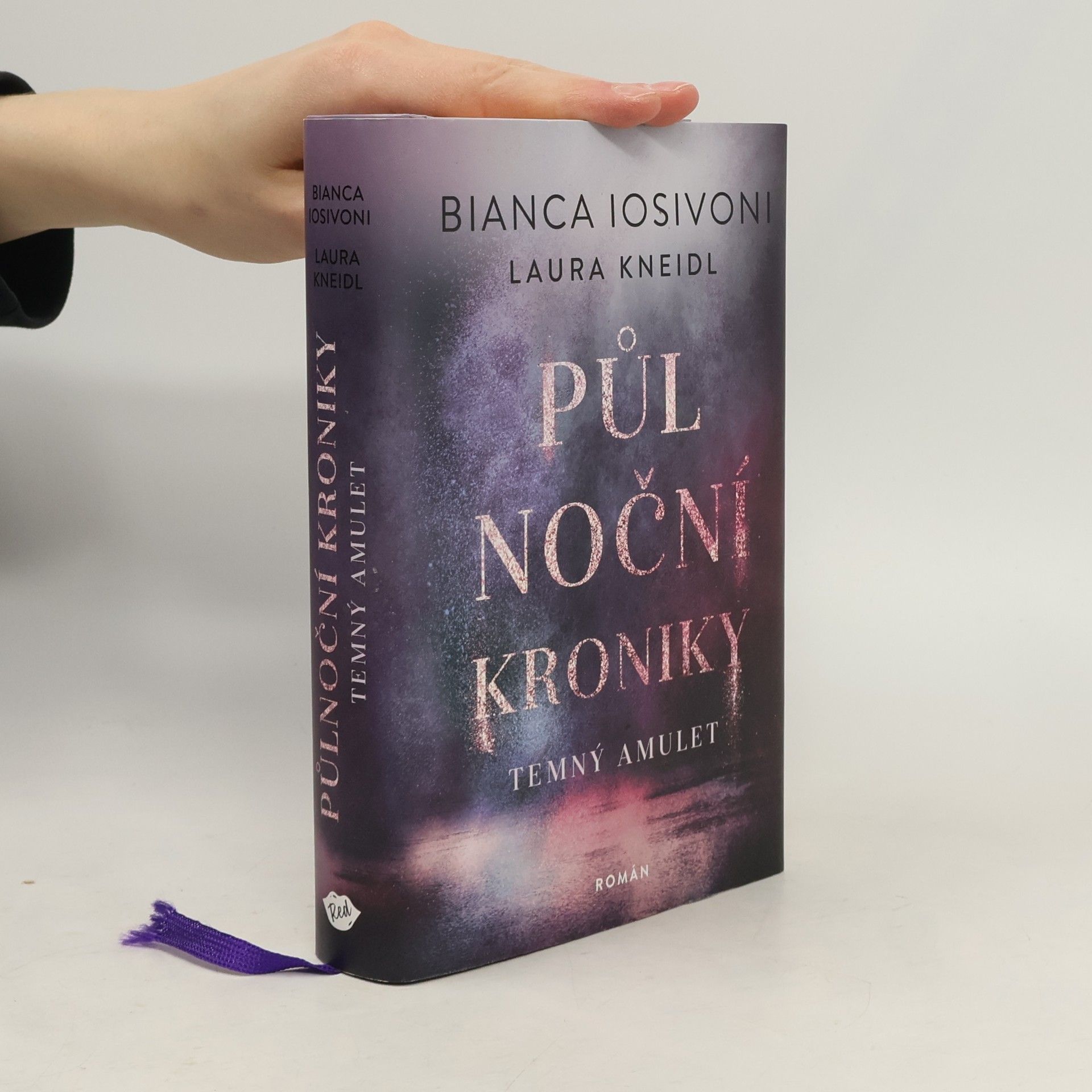 Bianca Iosivoni Půlnoční kroniky: Temný amulet.