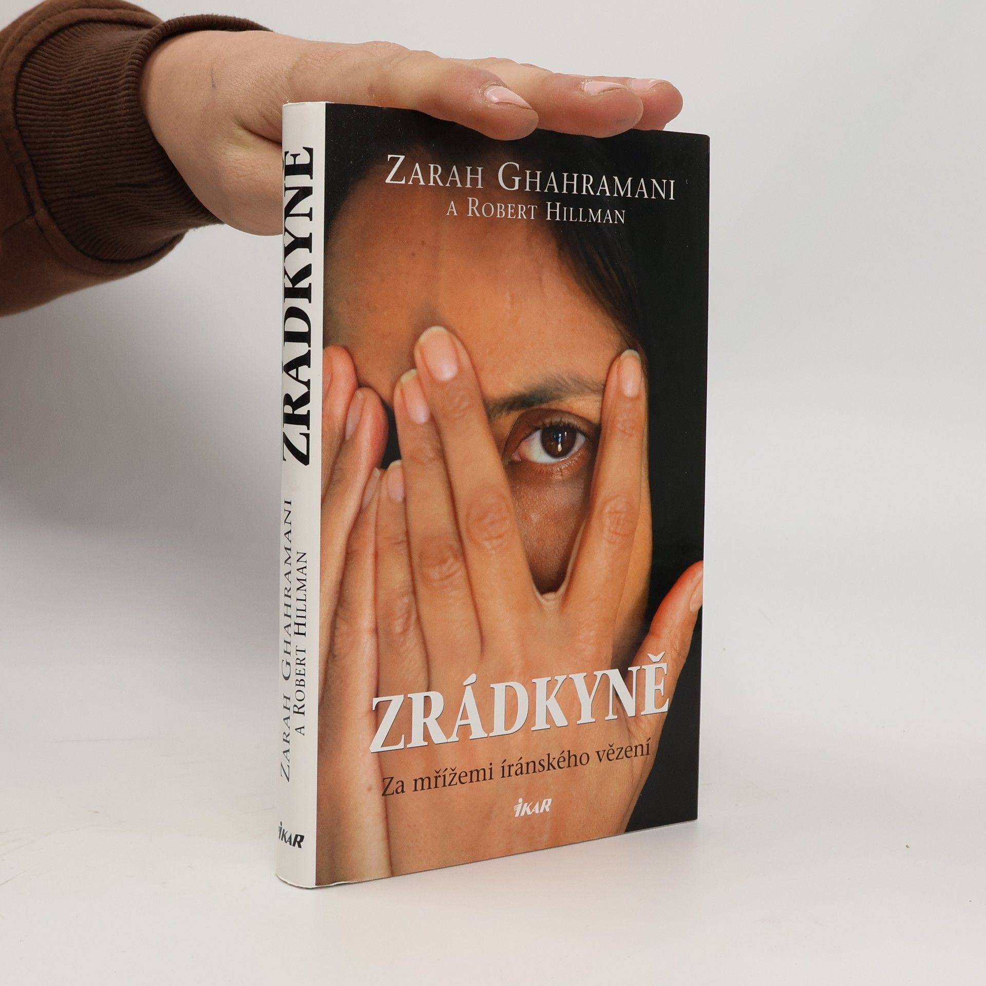 Robert Hillman Zrádkyně. Za mřížemi íránského vězení