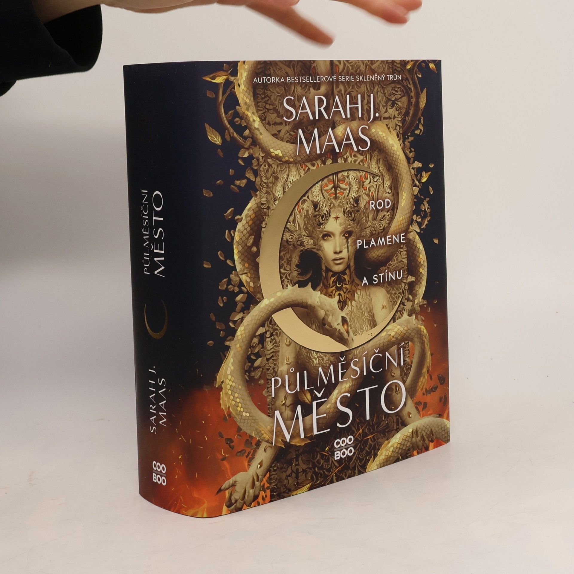 Sarah J. Maas Půlměsíční město. Rod plamene a stínu