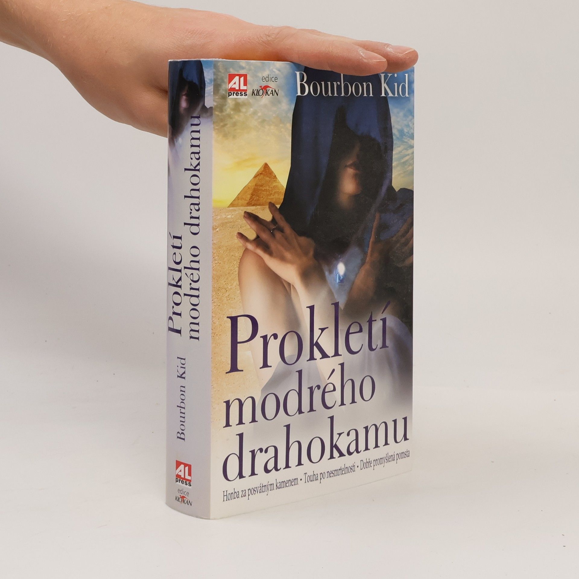 Bourbon Kid Prokletí modrého drahokamu. Honba za posvátným kamenem. Touha po nesmrtelnosti. Dobře promyšlená pomsta