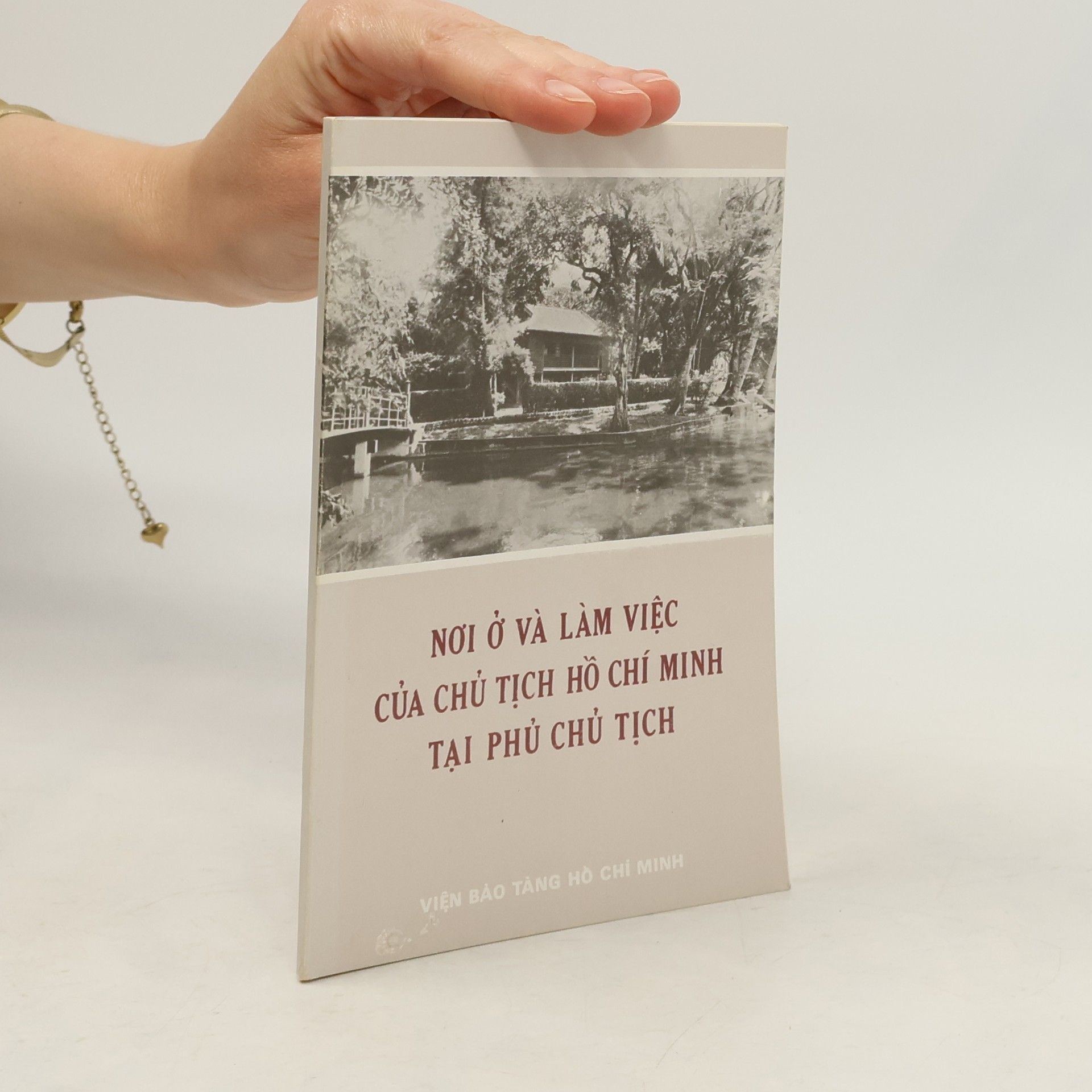Autores varios Nơi ở và làm việc của chủ tịch Hồ Chí Minh tại phủ chủ tịch