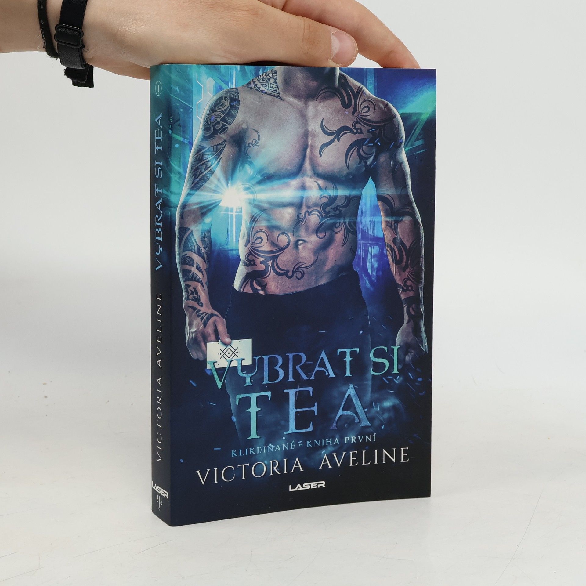 Victoria Aveline Vybrat si Thea