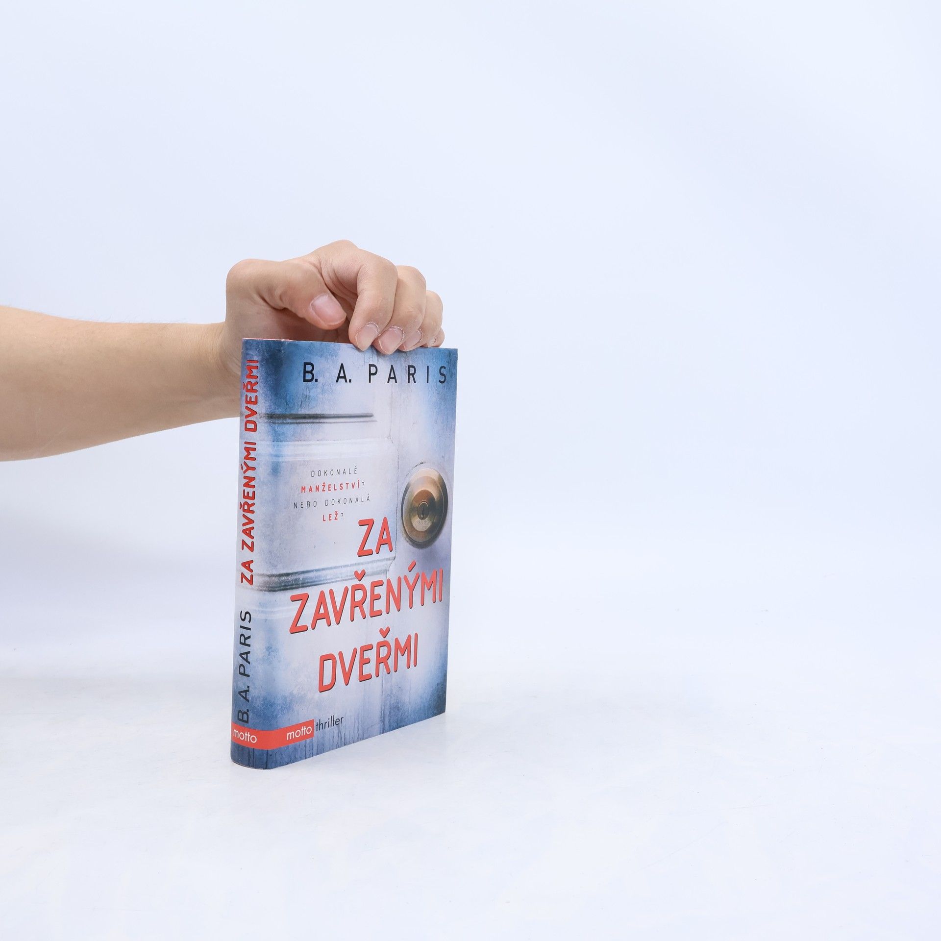 B.A. Paris Za zavřenými dveřmi