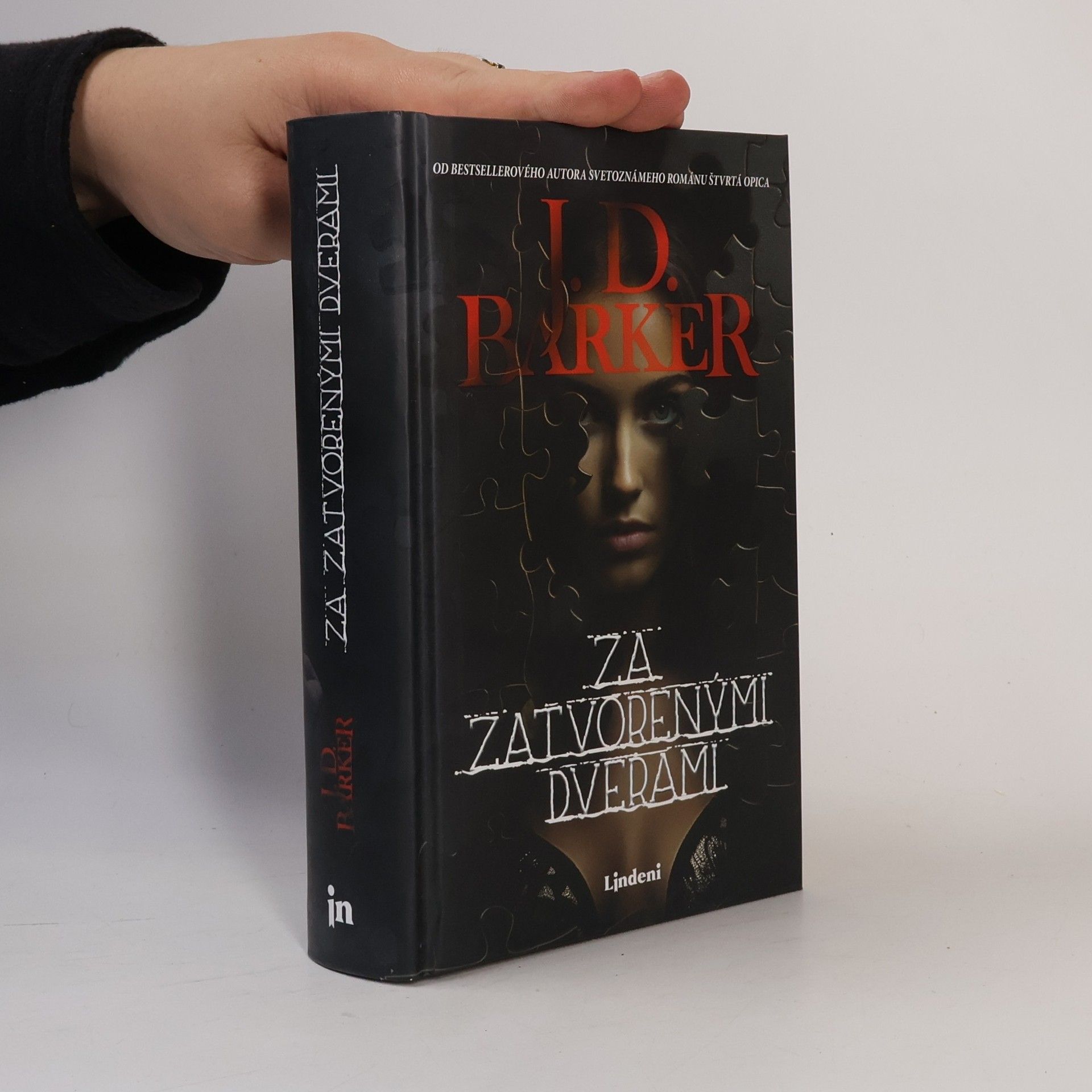 J. D. Barker Za zatvorenými dverami