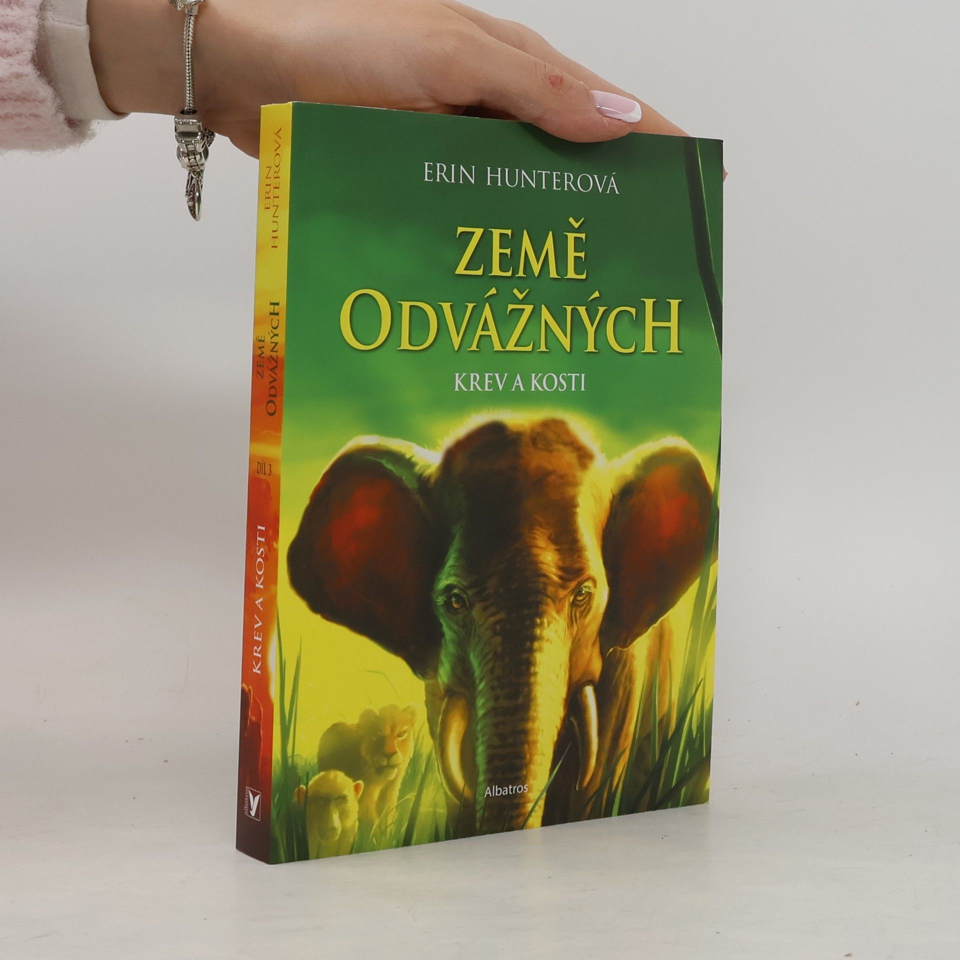 Erin Hunter Země odvážných. Krev a kosti