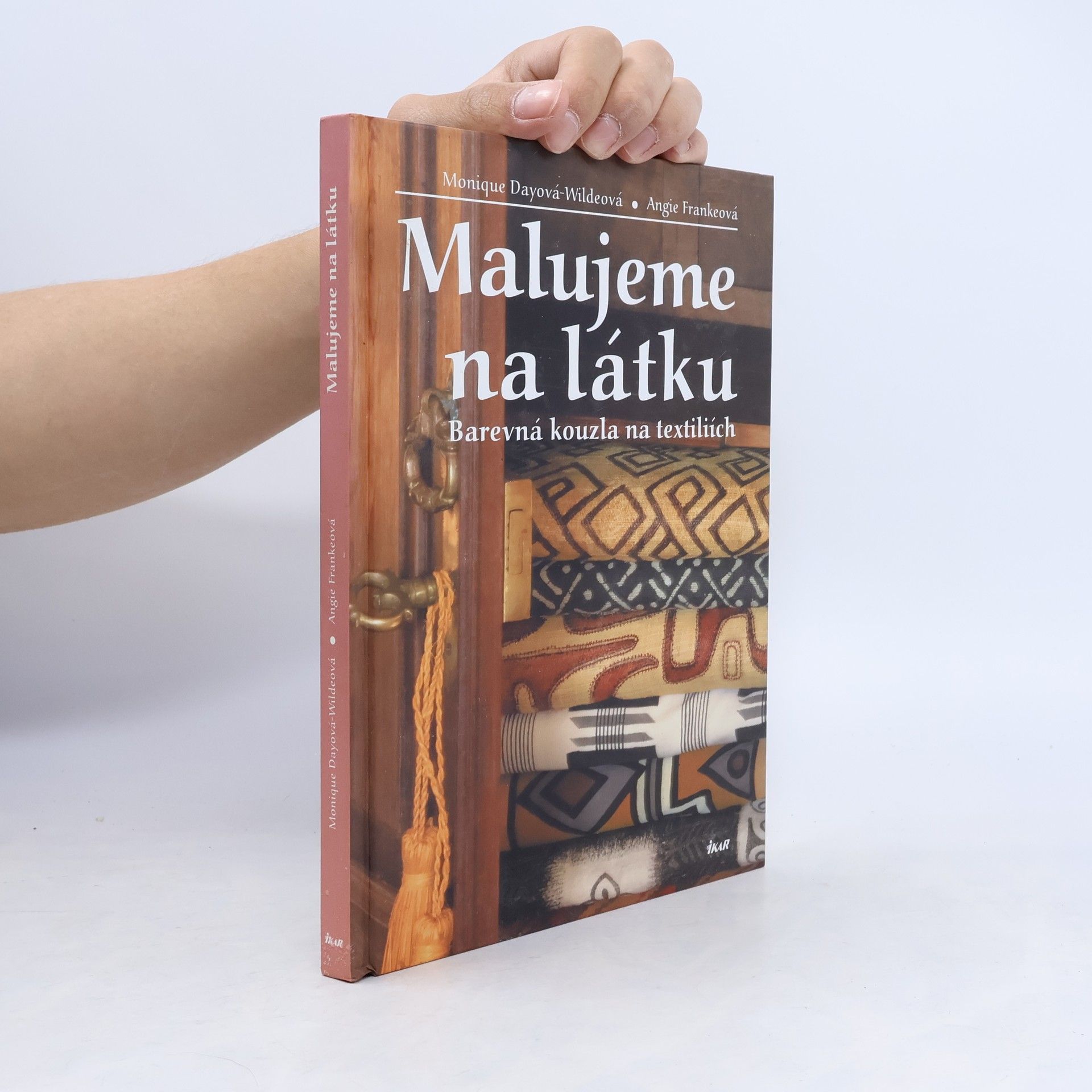 Monique Day-Wilde Malujeme na látku: Barevná kouzla na textiliích