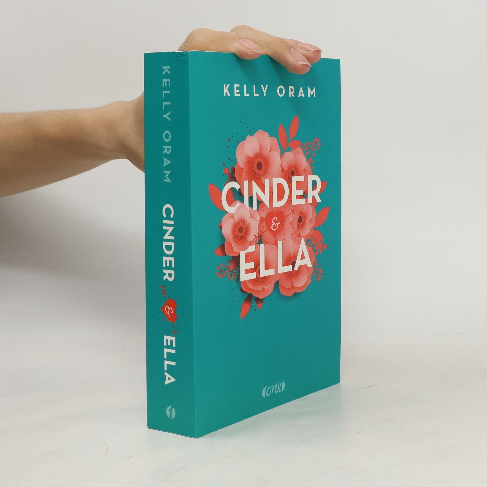 Kelly Oram Cinder & Ella 1